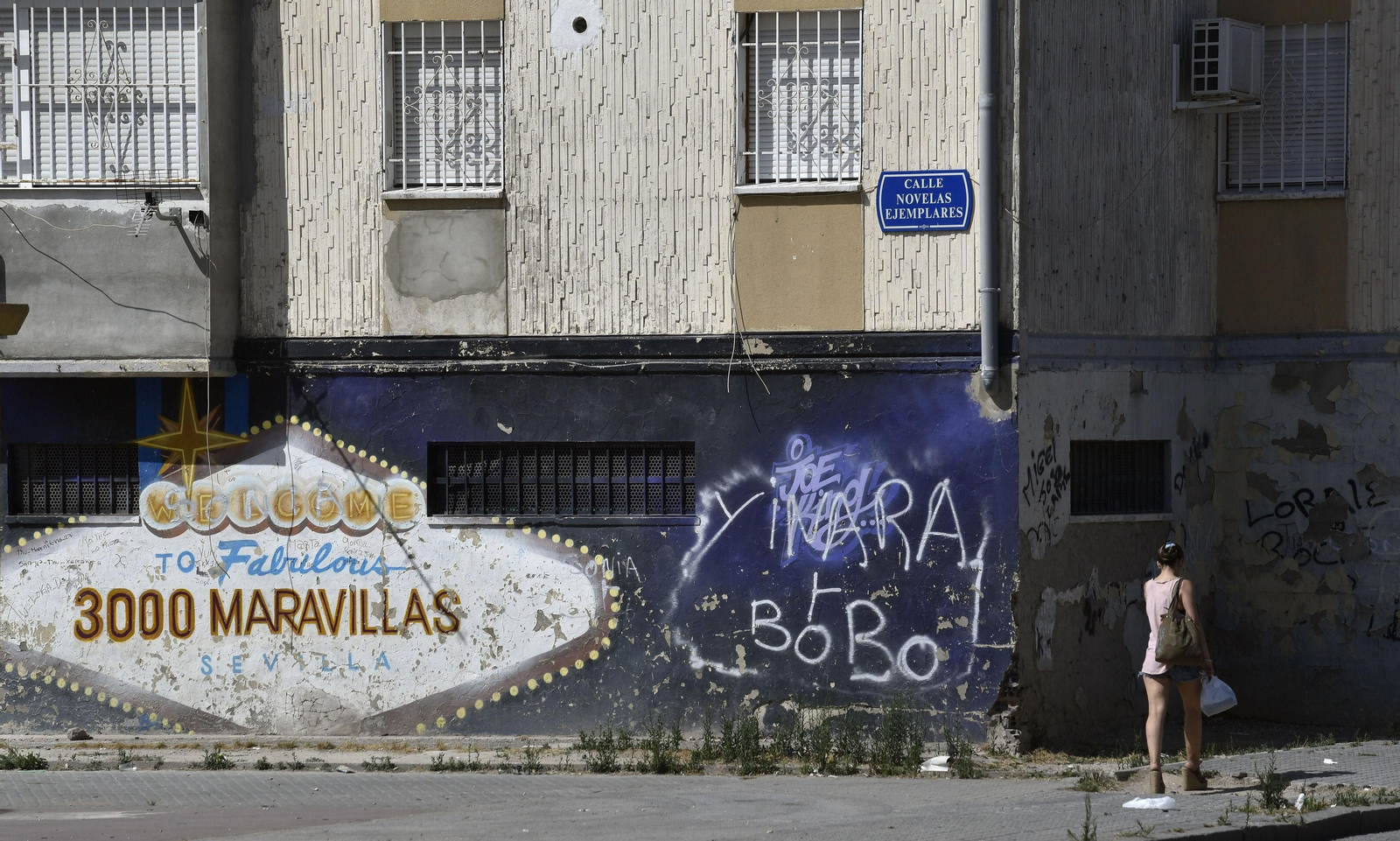 Una mujer pasa ante uno de los graffitis de 'Las Vegas', en una imagen reciente.