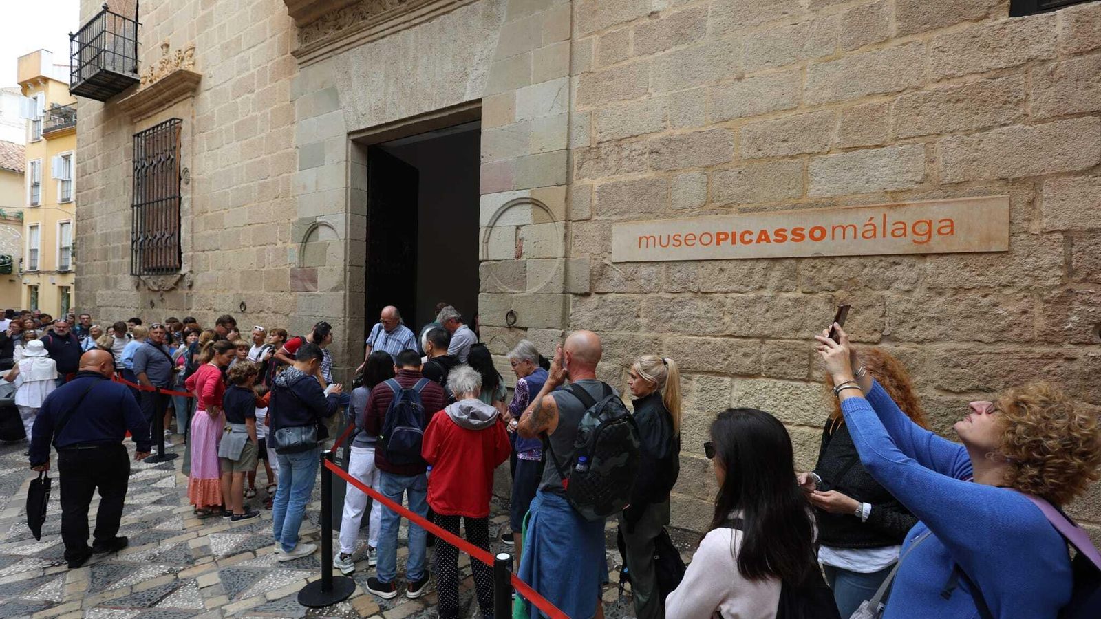 Colas en la puerta del Museo Picasso Málaga. Colas en la puerta del Museo Picasso Málaga.