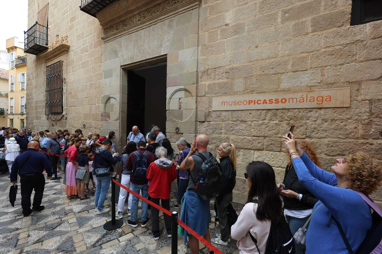 Colas en la puerta del Museo Picasso Málaga este miércoles.