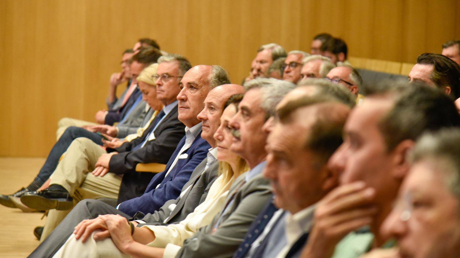 Autoridades en la presentación de la memoria.