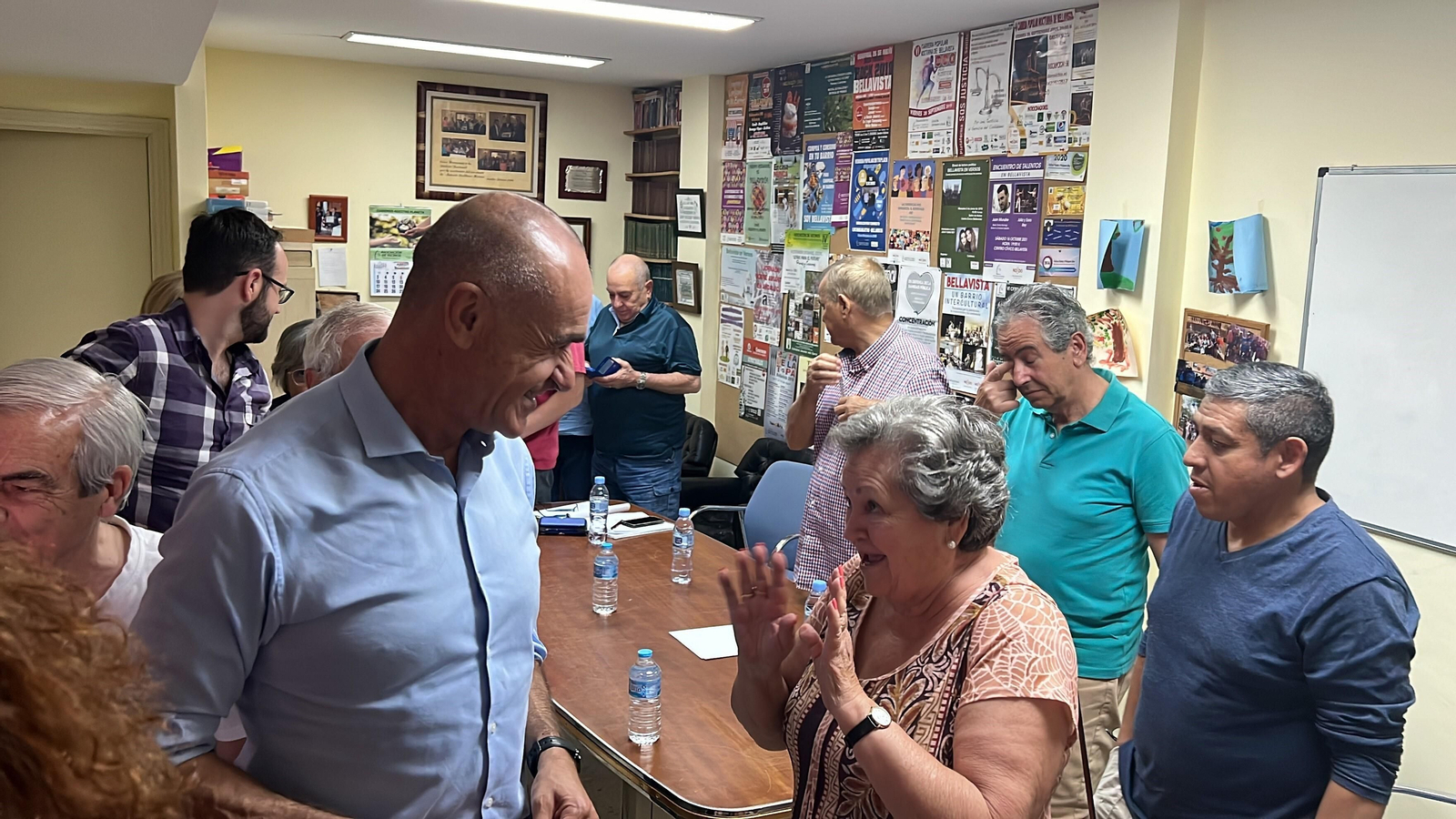 Antonio Muñoz con vecinos y vecinas de Bellavista