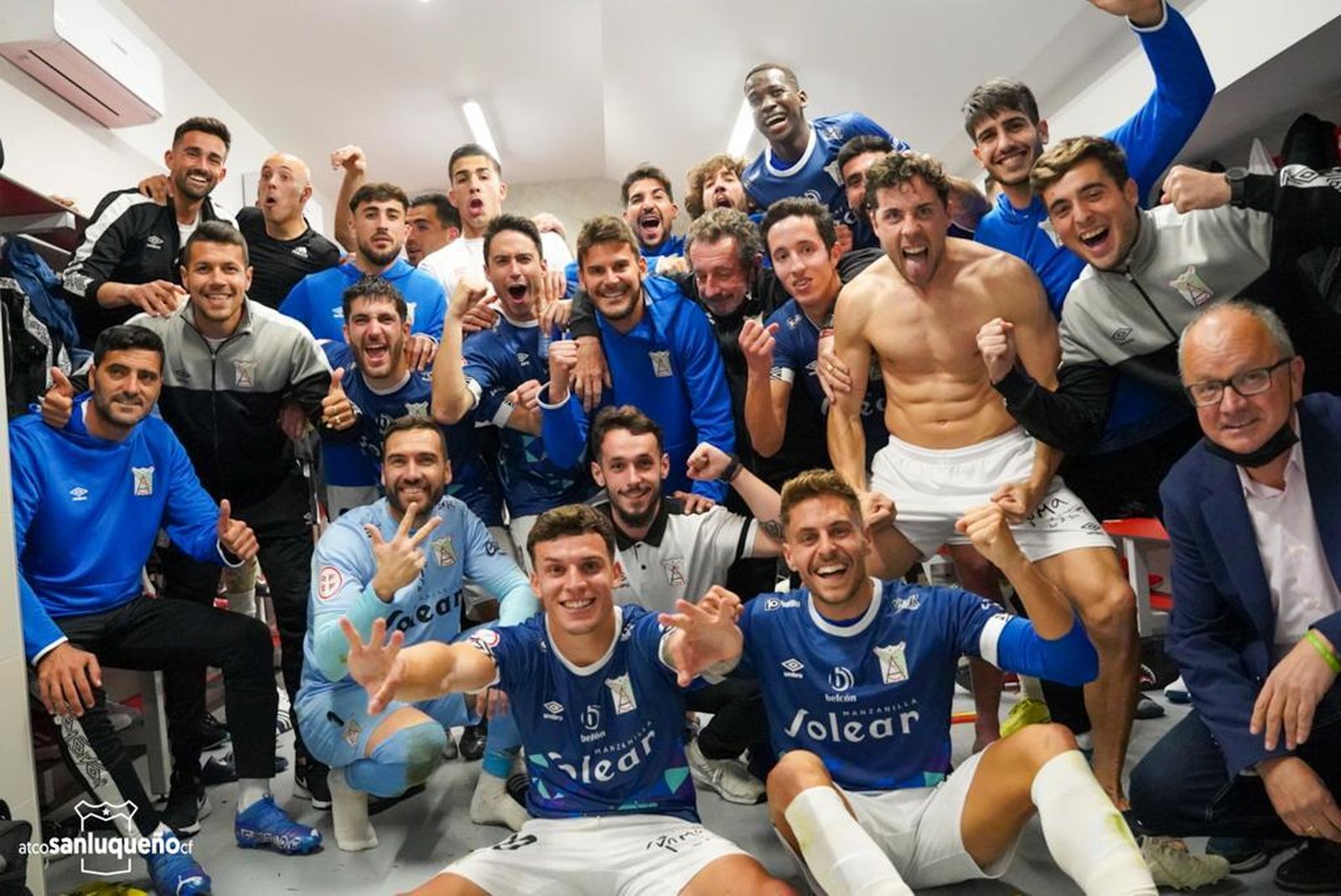 Los jugadores del Sanluqueño celebraron a lo grande el triunfo en Sevilla.