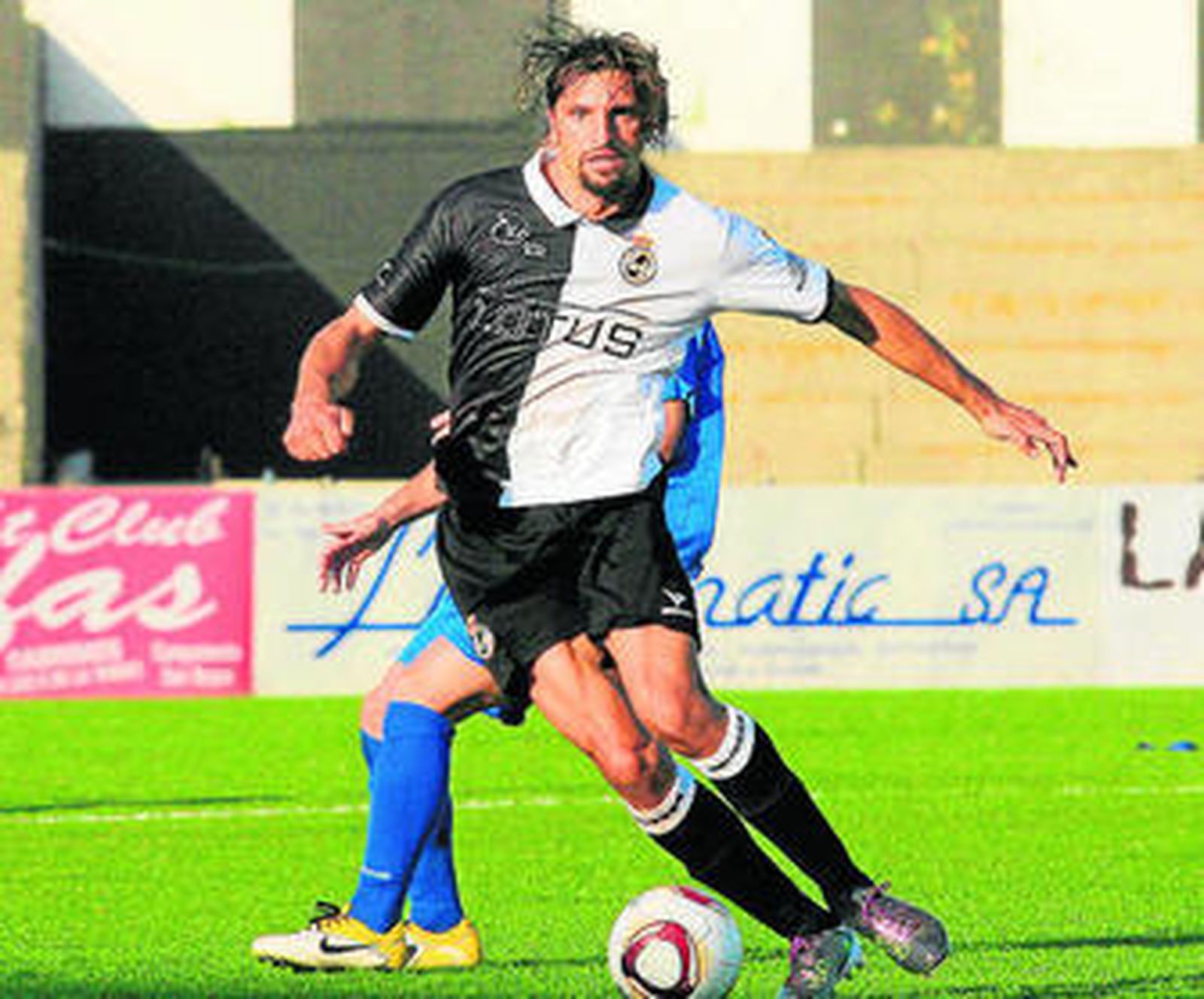 Alberto Merino, jugador balono, conduciendo el balón ayer.