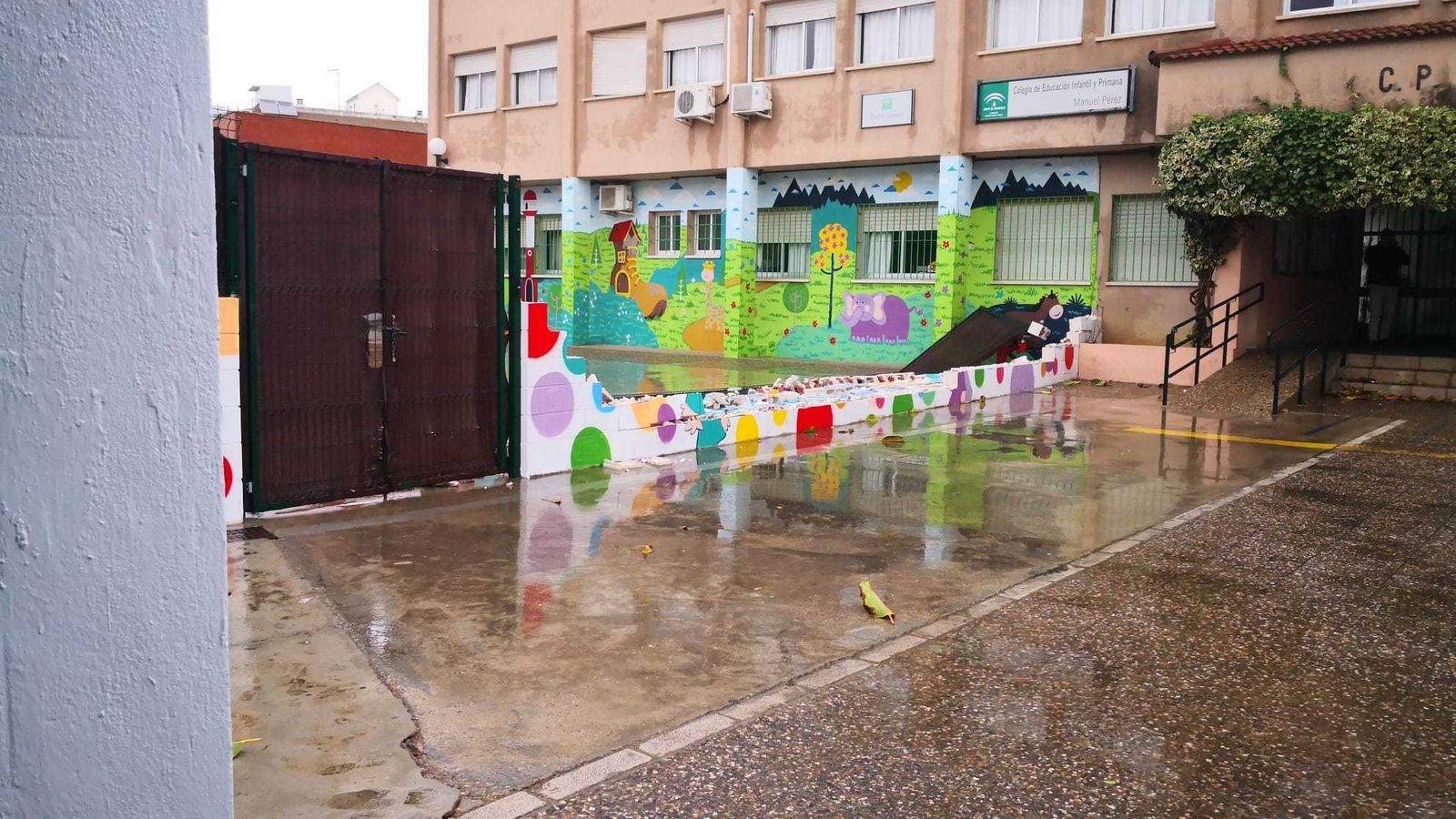 El fuerte viento derribó el muro de un colegio en Bullullos.