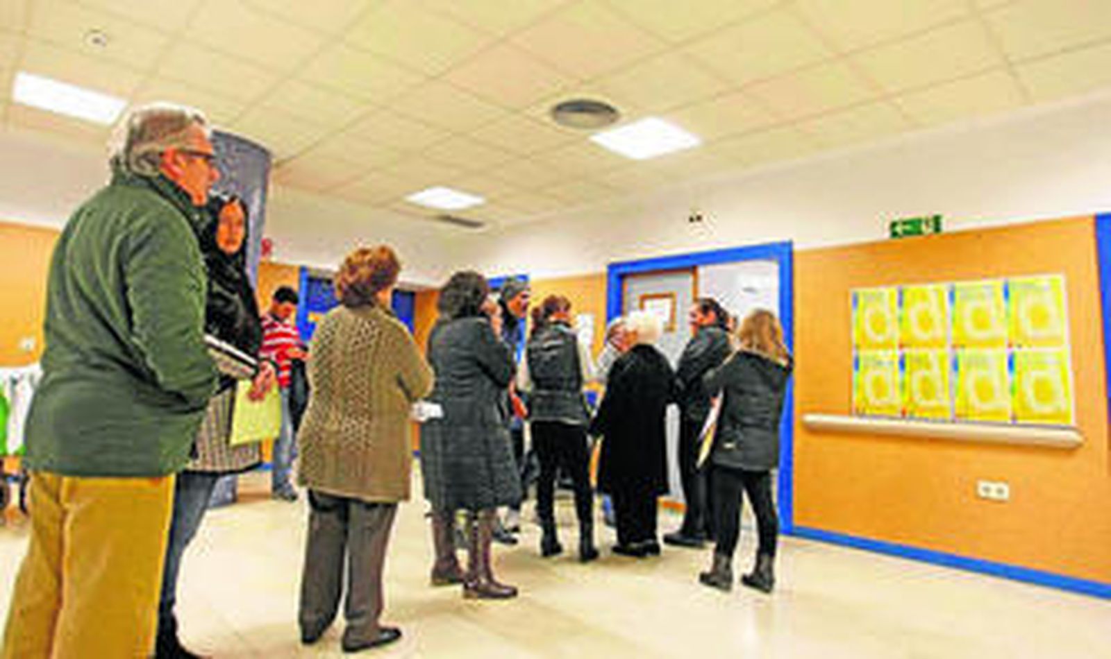 Pacientes esta semana haciendo cola en el área de Urgencias para ser clasificados antes de recibir asistencia.