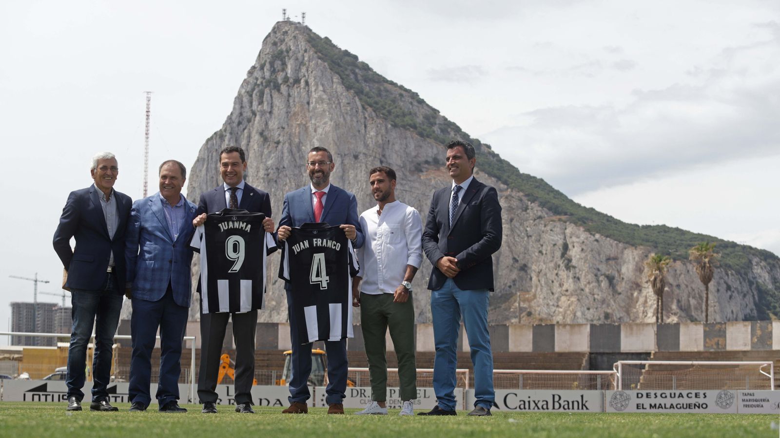 Fotos de la visita de Juanma Moreno al estadio municipal de La Línea