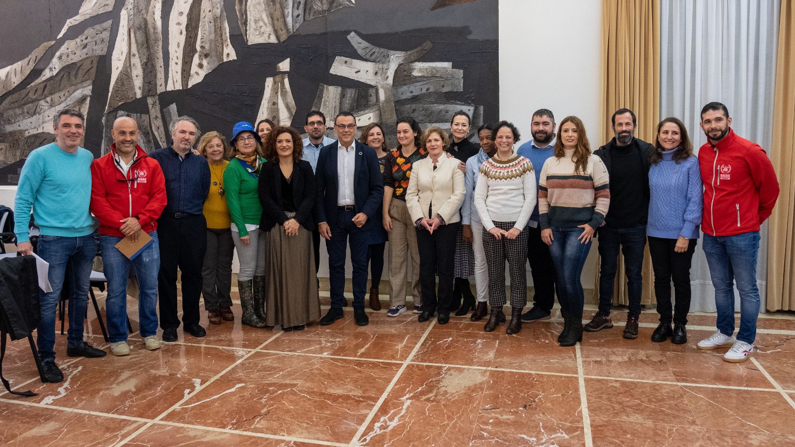 El presidente de la Diputación con los representantes de las entidades.