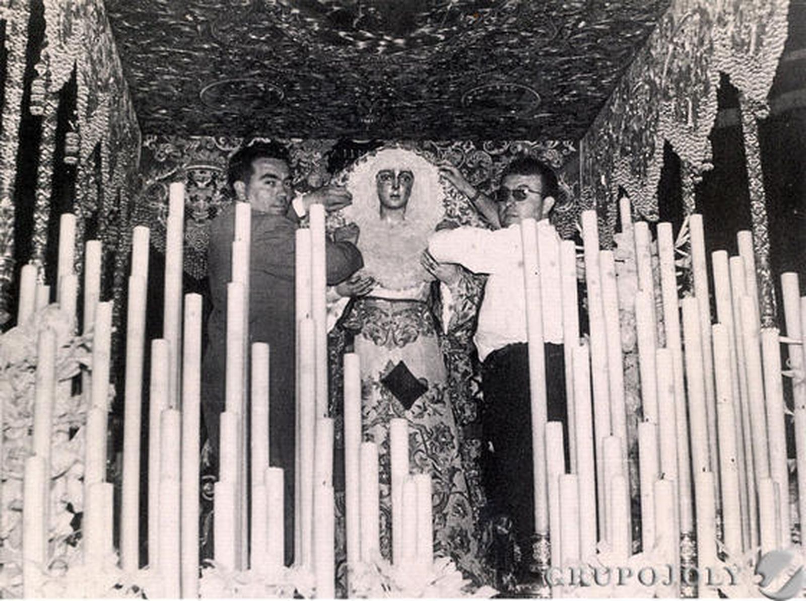 Antonio y Pepe Garduño, vistiendo a la Virgen para la coronación.