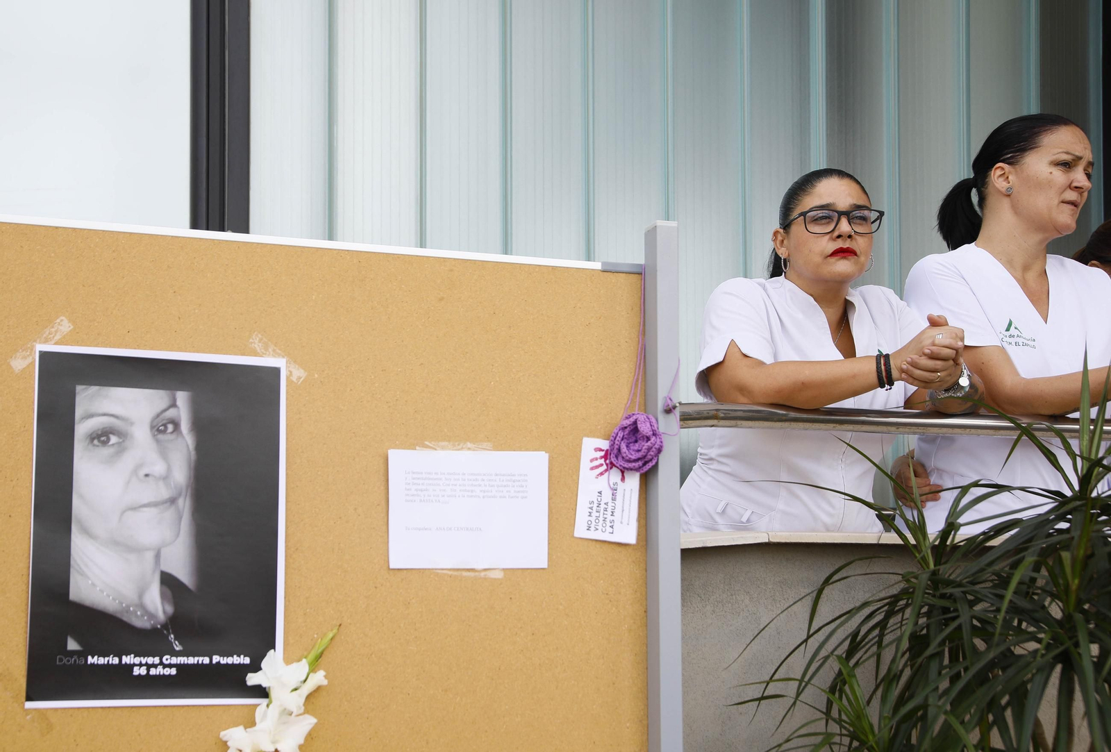 Las imágenes de la concentracion por el asesinato de Maria Nieves GP en la residencia del Zapillo en Almería