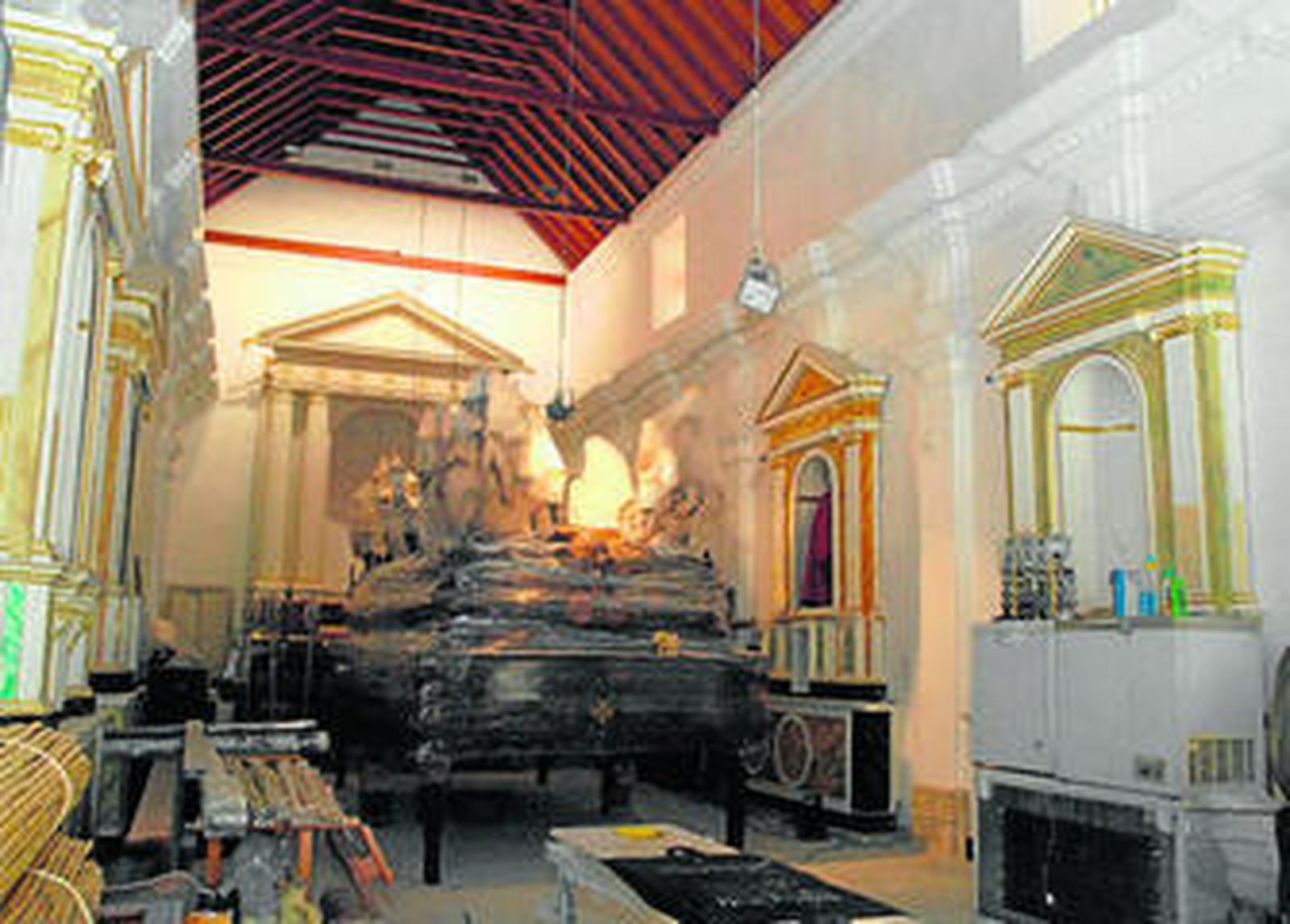 Interior de la capilla de la Vera Cruz, con las obras de rehabilitación inconclusas, fotografiada esta semana.