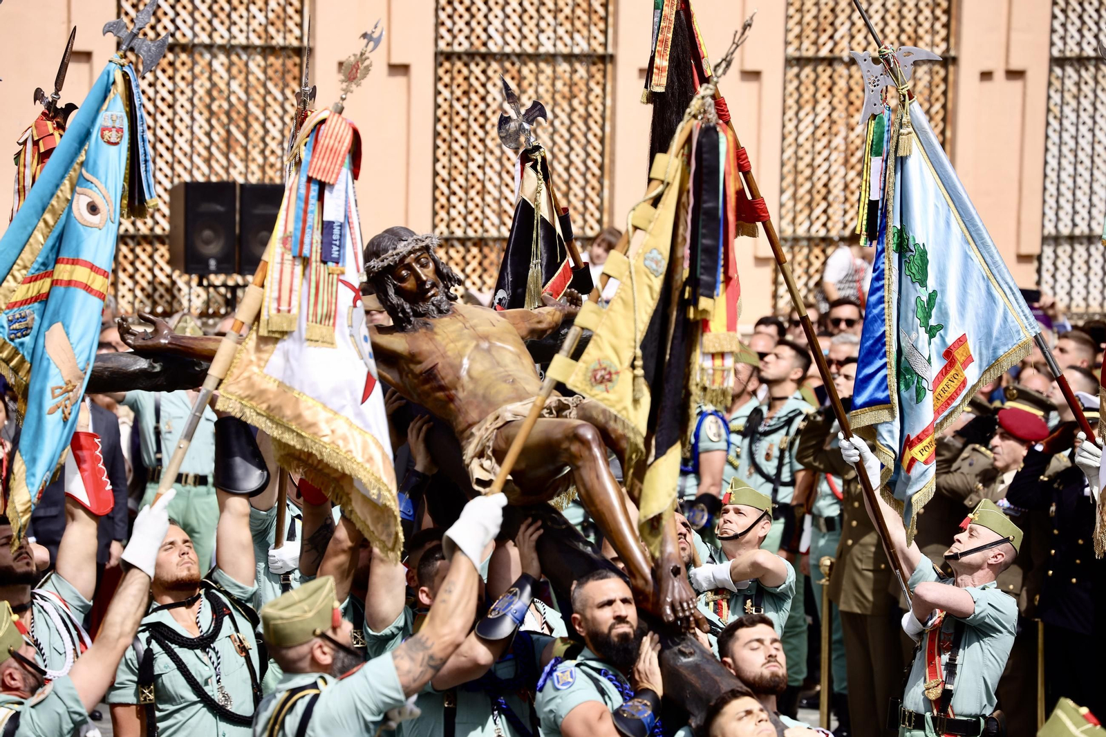 Las fotos de la Legión en el traslado del Cristo de Mena en Málaga este Jueves Santo
