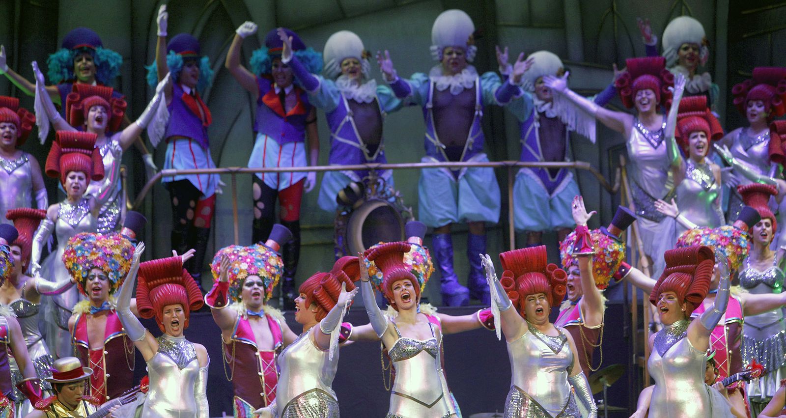 El coro 'La reina de la noche' en uno de sus pases en el escenario del Teatro Falla.