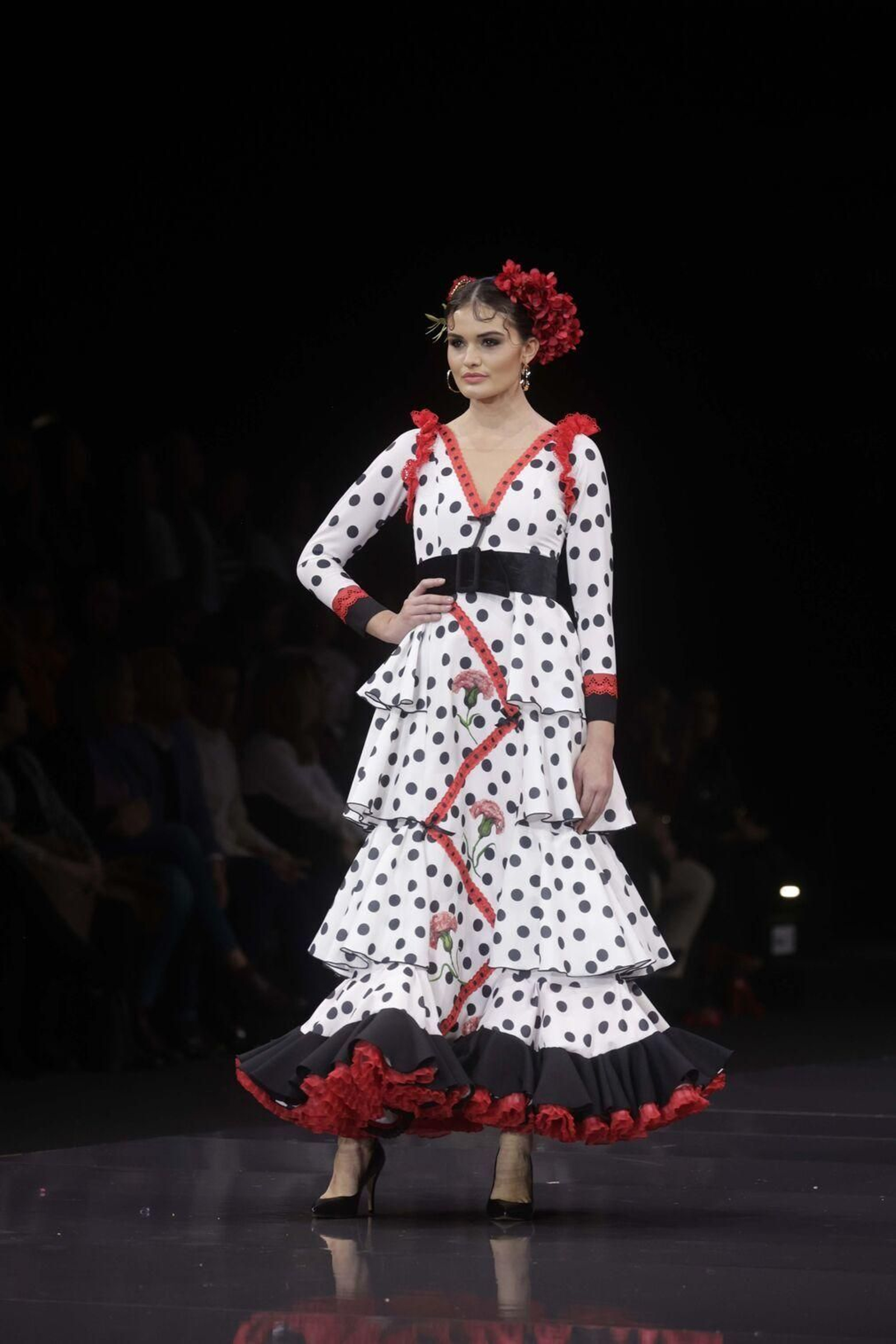 Juego de de lunares blancos y negros en un diseño de Jesús Morilla visto en SIMOF. Todas las tendencias en moda flamenca de SIMOF 2023, en imágenes
