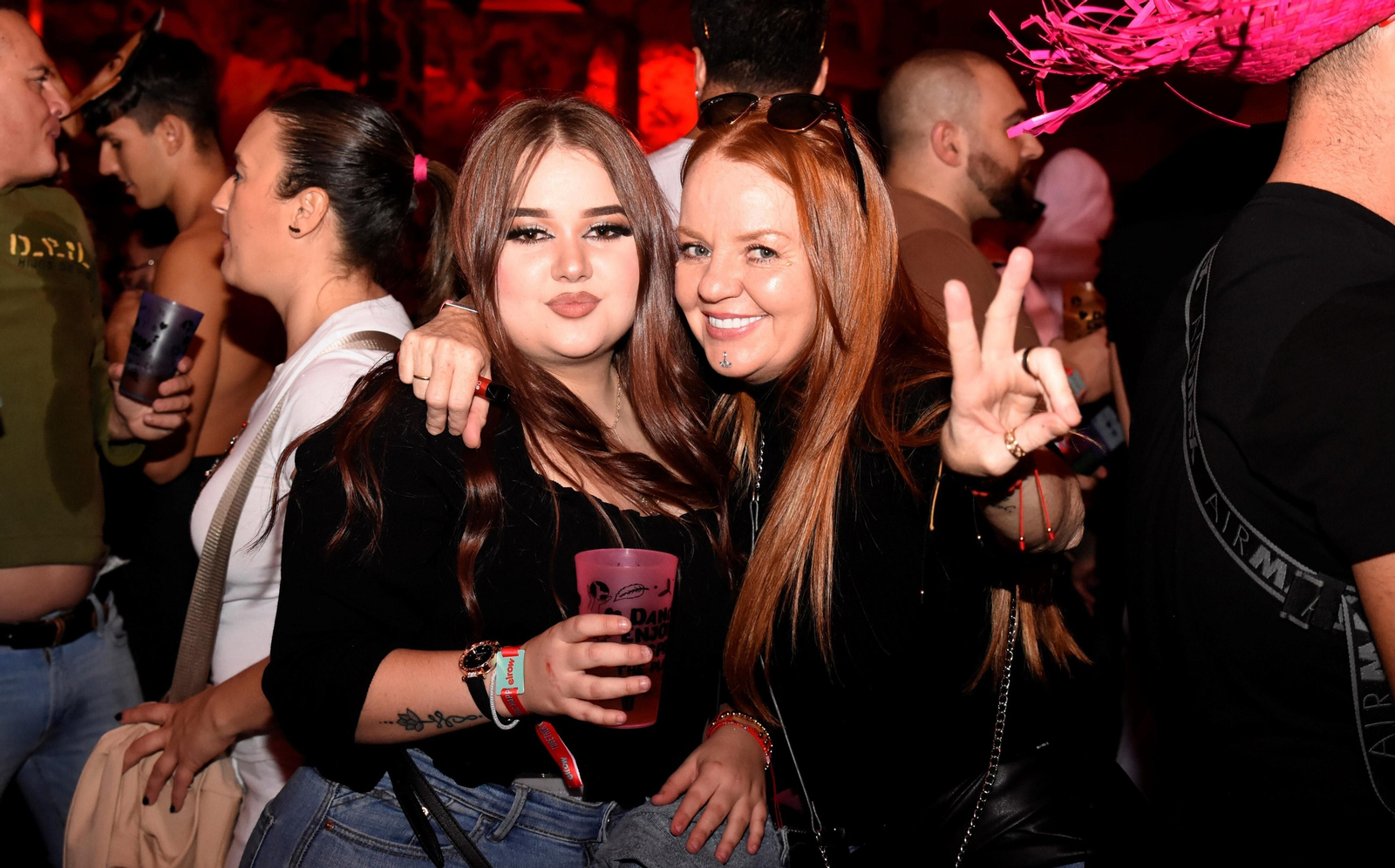 El festival Elrow reúne en Córdoba a miles de personas, en imágenes