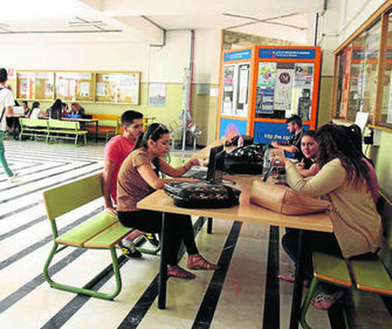 Estudiantes en la Facultad de Ciencias de la Educación.