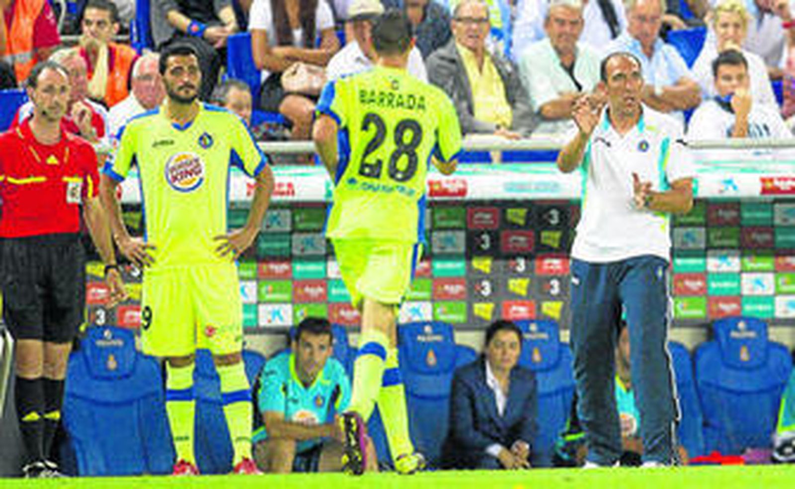 Güiza espera junto al asistente para entrar en el campo.