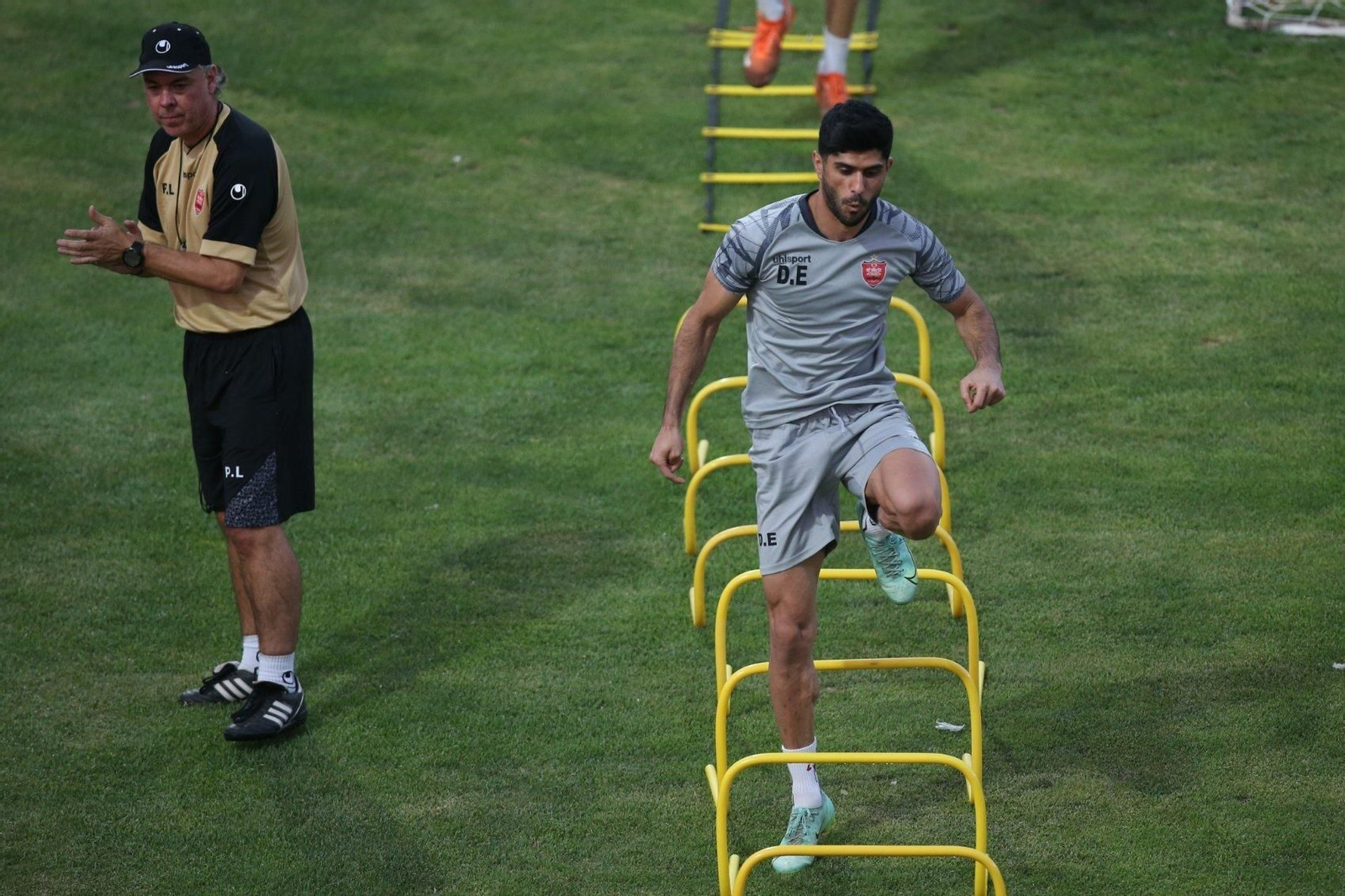 Pepe Losada dirige un entrenamiento del Persépolis