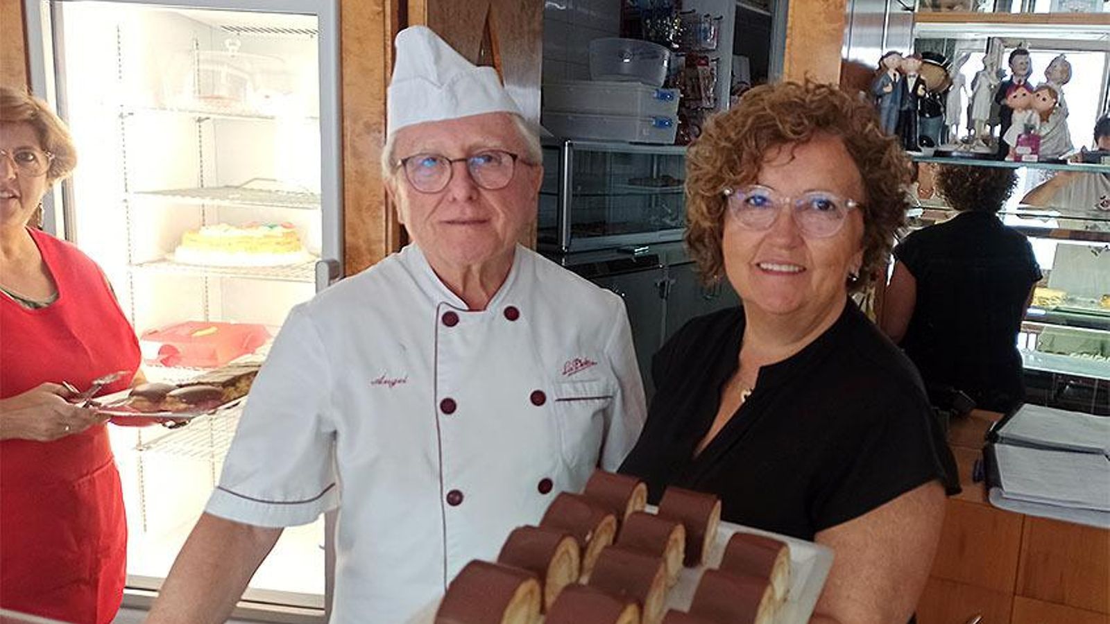 Ángel Gómez y Matilde Navarro con una bandeja de los famosos dulces de La Plata
