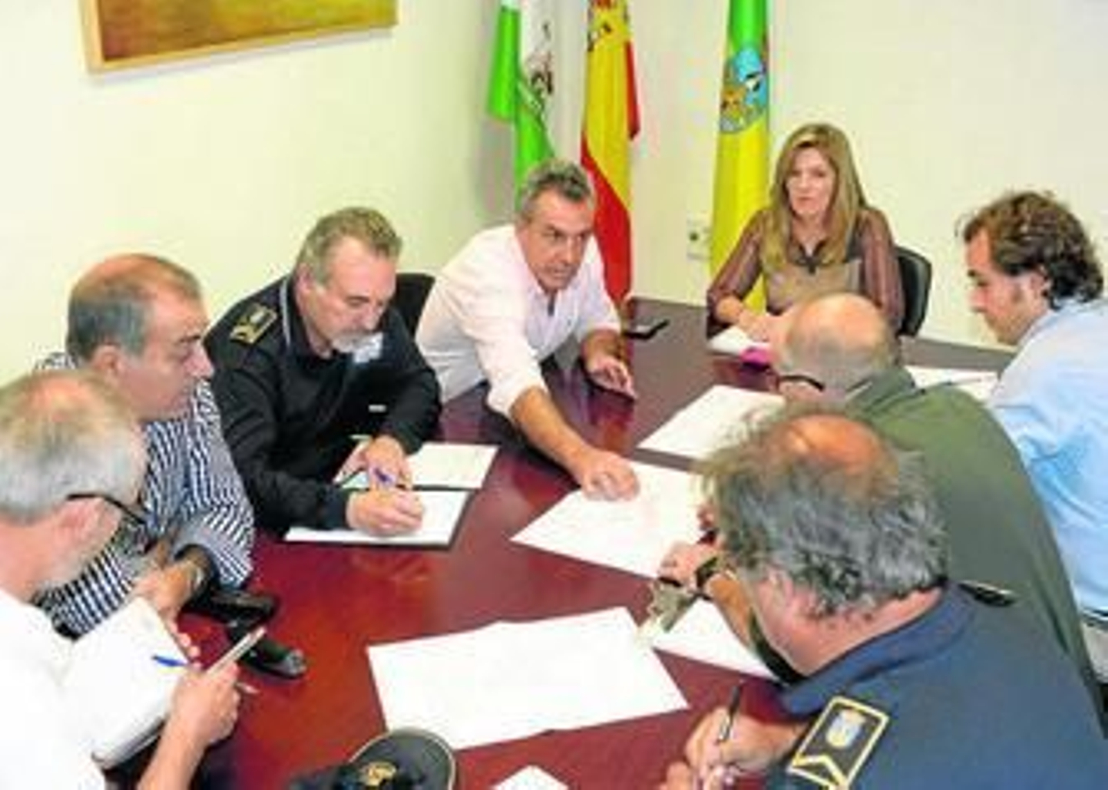 La comisión municipal de Tráfico, reunida para ultimar los preparativos de las obras.