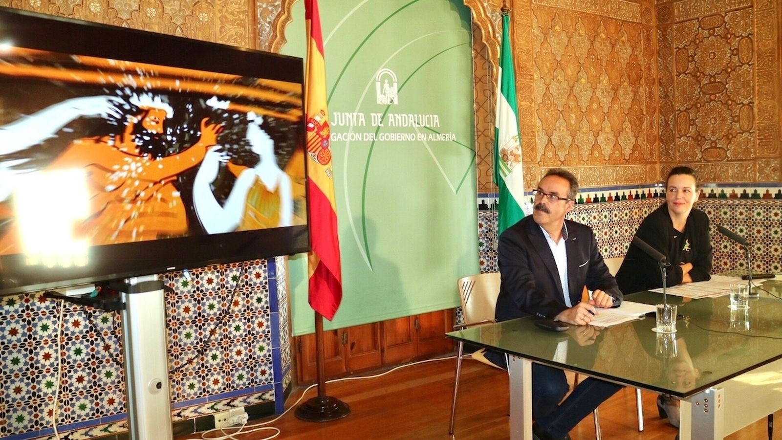 El delegado de Cultura, Alfredo Valdivia acompañado de Beba Pérez, directora del Museo de Almería.