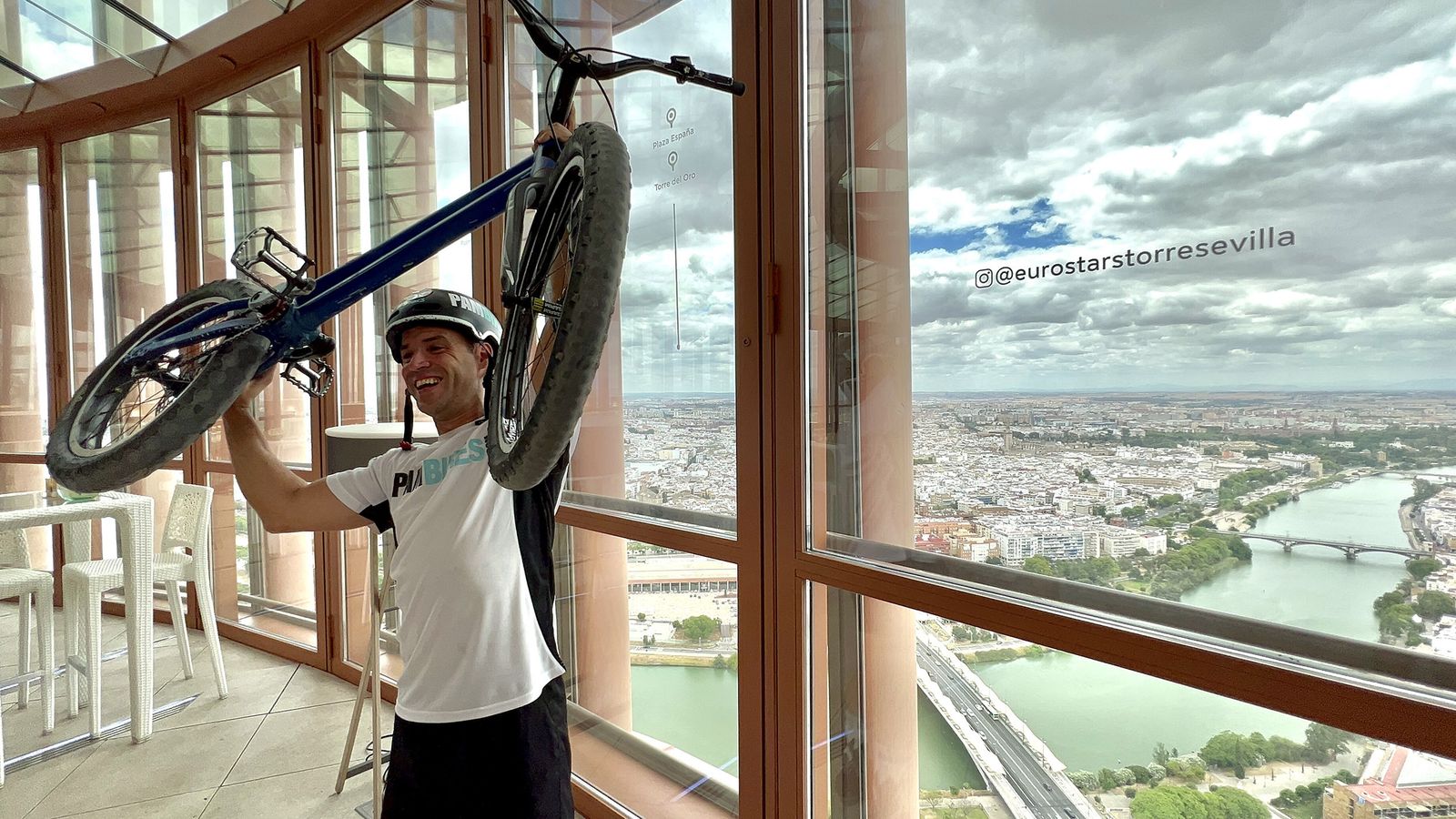 Pablo Adame bate un récord mundial al subir cuatro veces la Torre Sevilla.