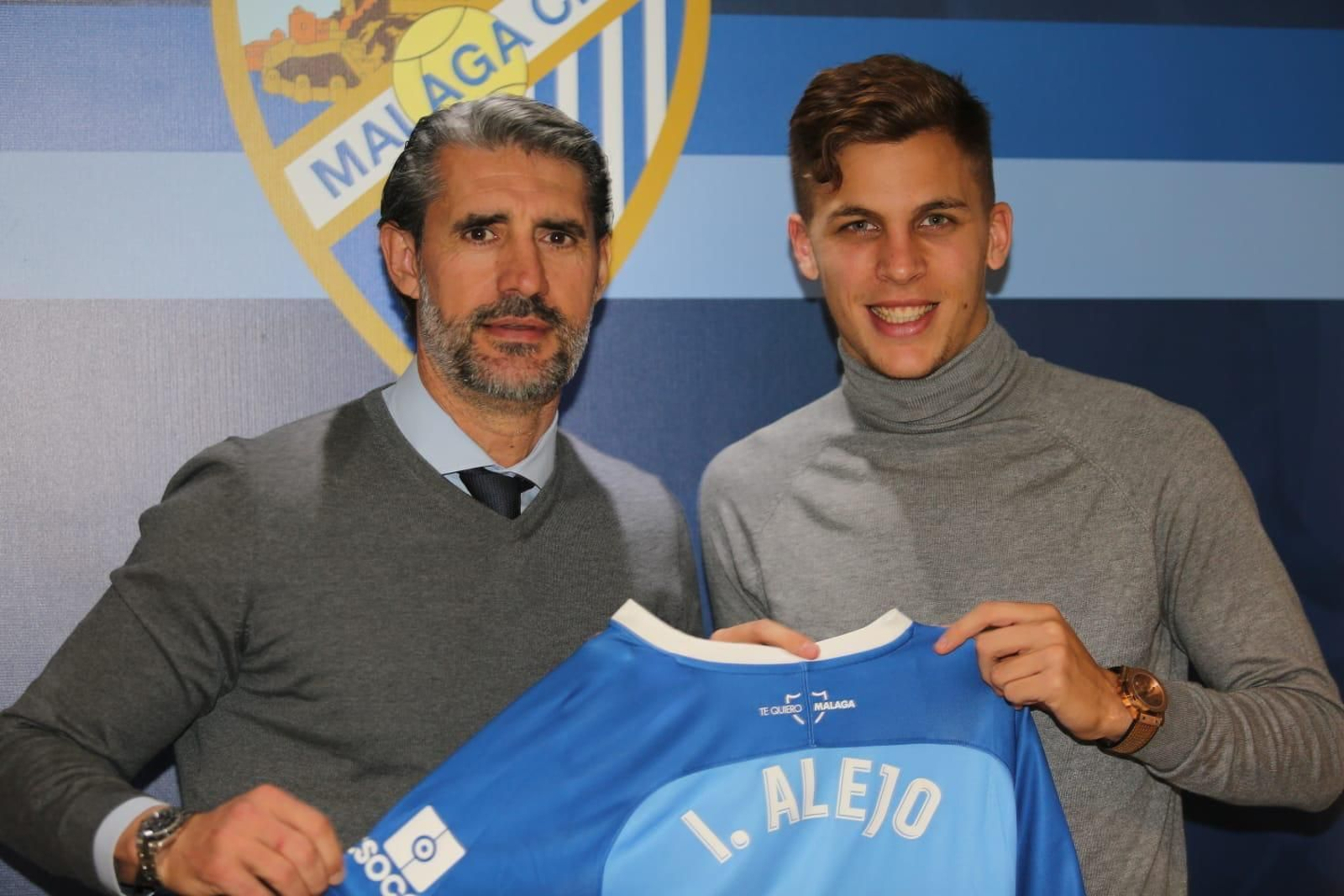 Alejo y Caminero posan con la camiseta del jugador. Alejo y Caminero posan con la camiseta del jugador.