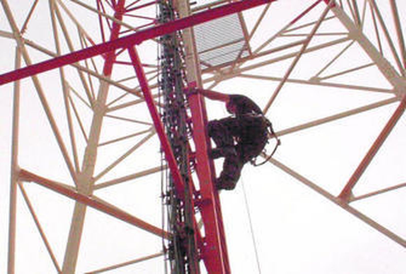 Labores de trabajo en una torre de comunicación de Axión.