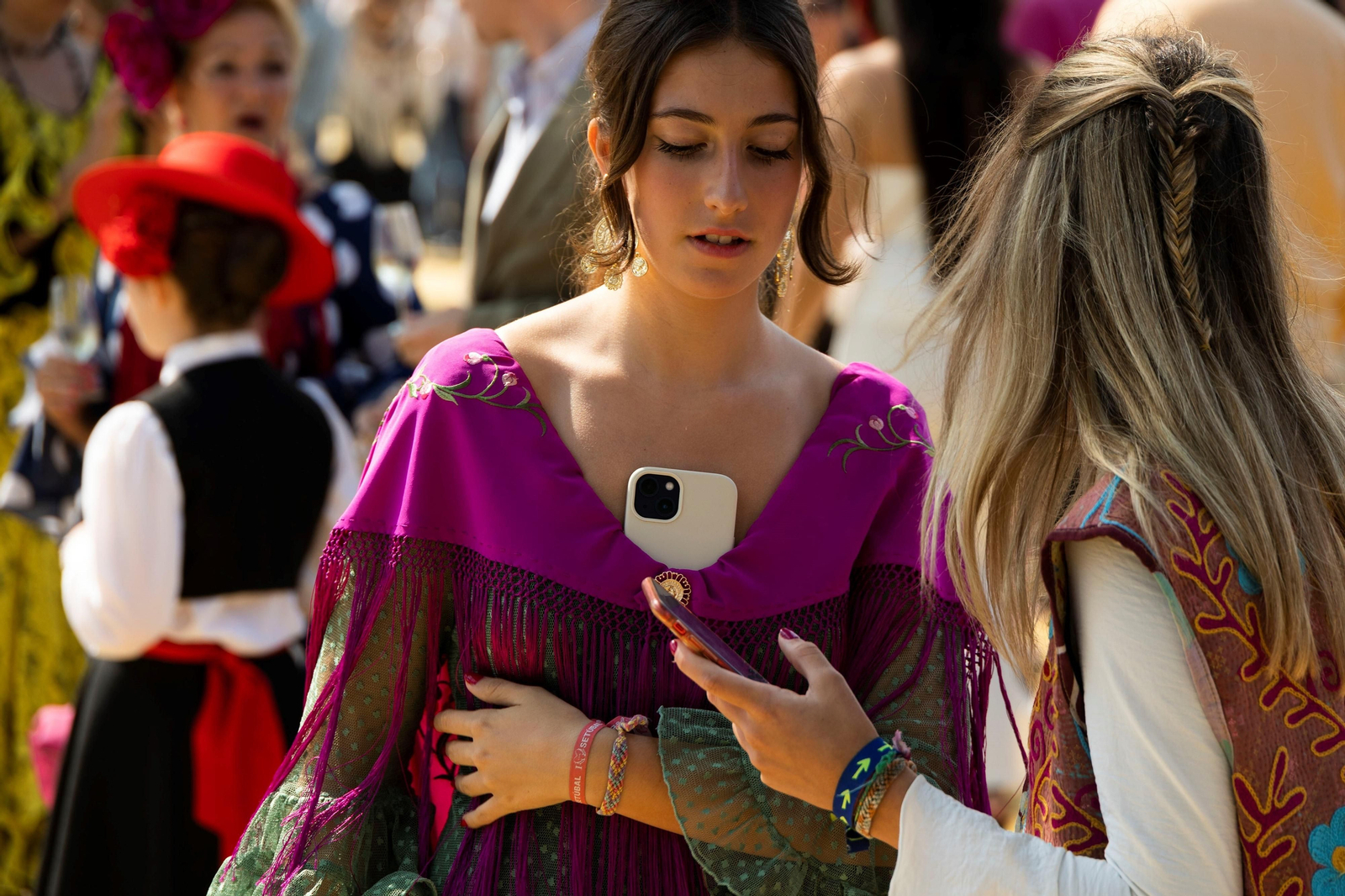 El móvil se ha convertido en un complemento imprescindible  para la Feria.