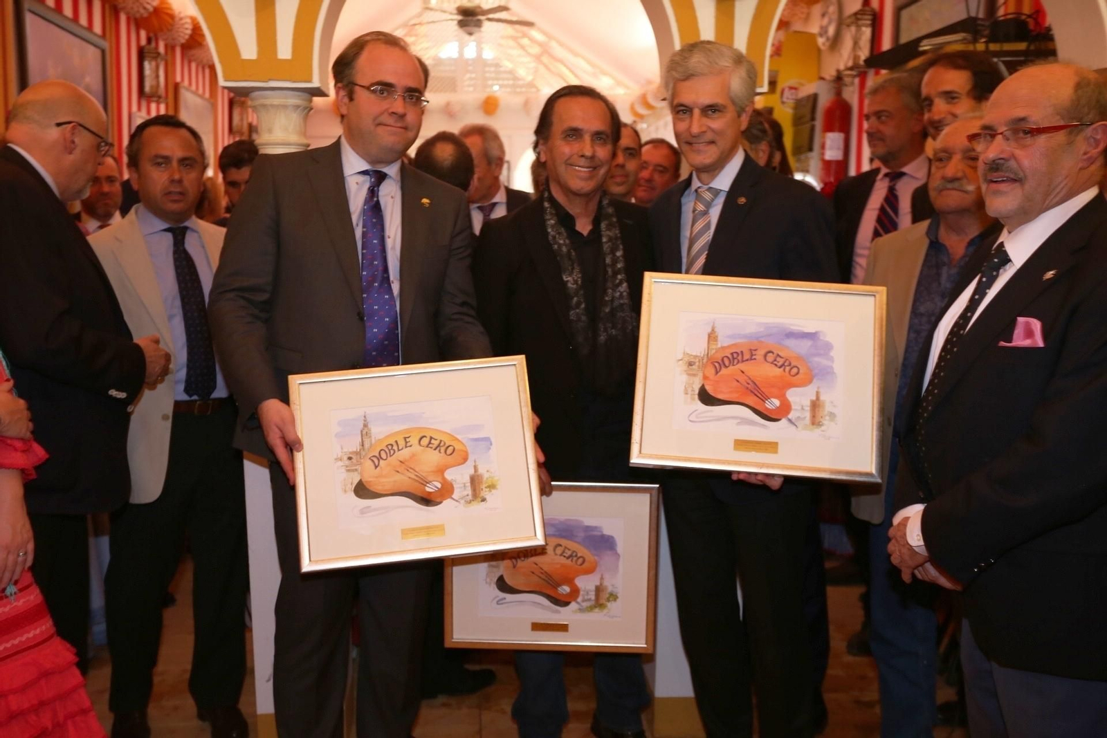 De izquierda a derecha, Carlos Navarro Antolín, Pepe de Lucía y Adolfo Suárez Illana, con el premio del cuadro de Francisco Borrás.