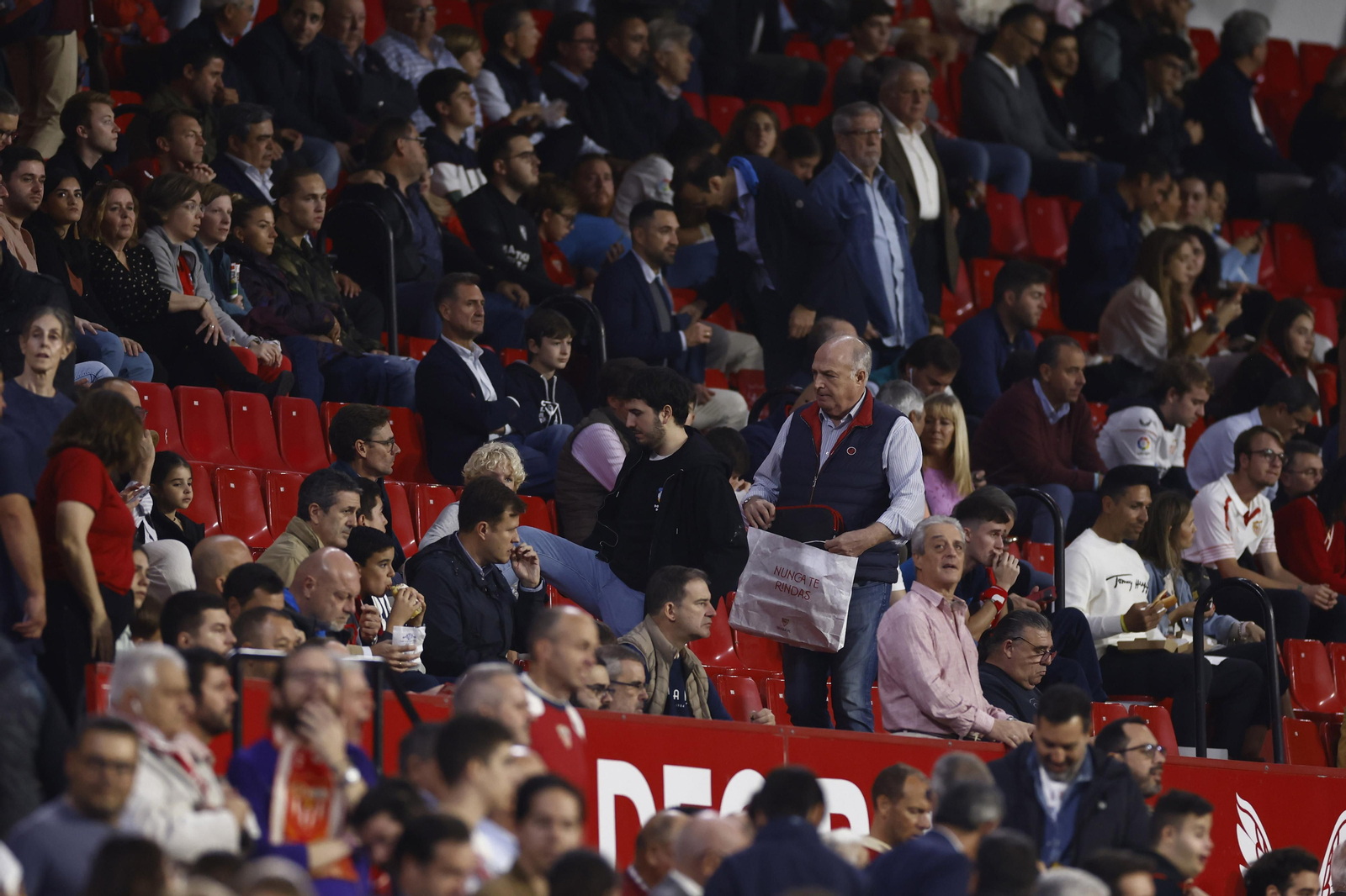 Búscate en las fotos del Sevilla FC-Real Sociedad