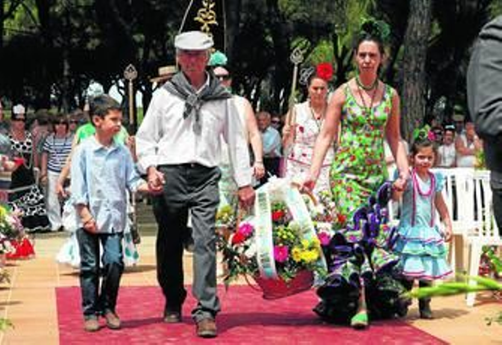 Ofrenda realizada por la Hermandad de San Isidro Labrador de San Juan del Puerto, una de las muchas que participaron ayer en Cartaya.