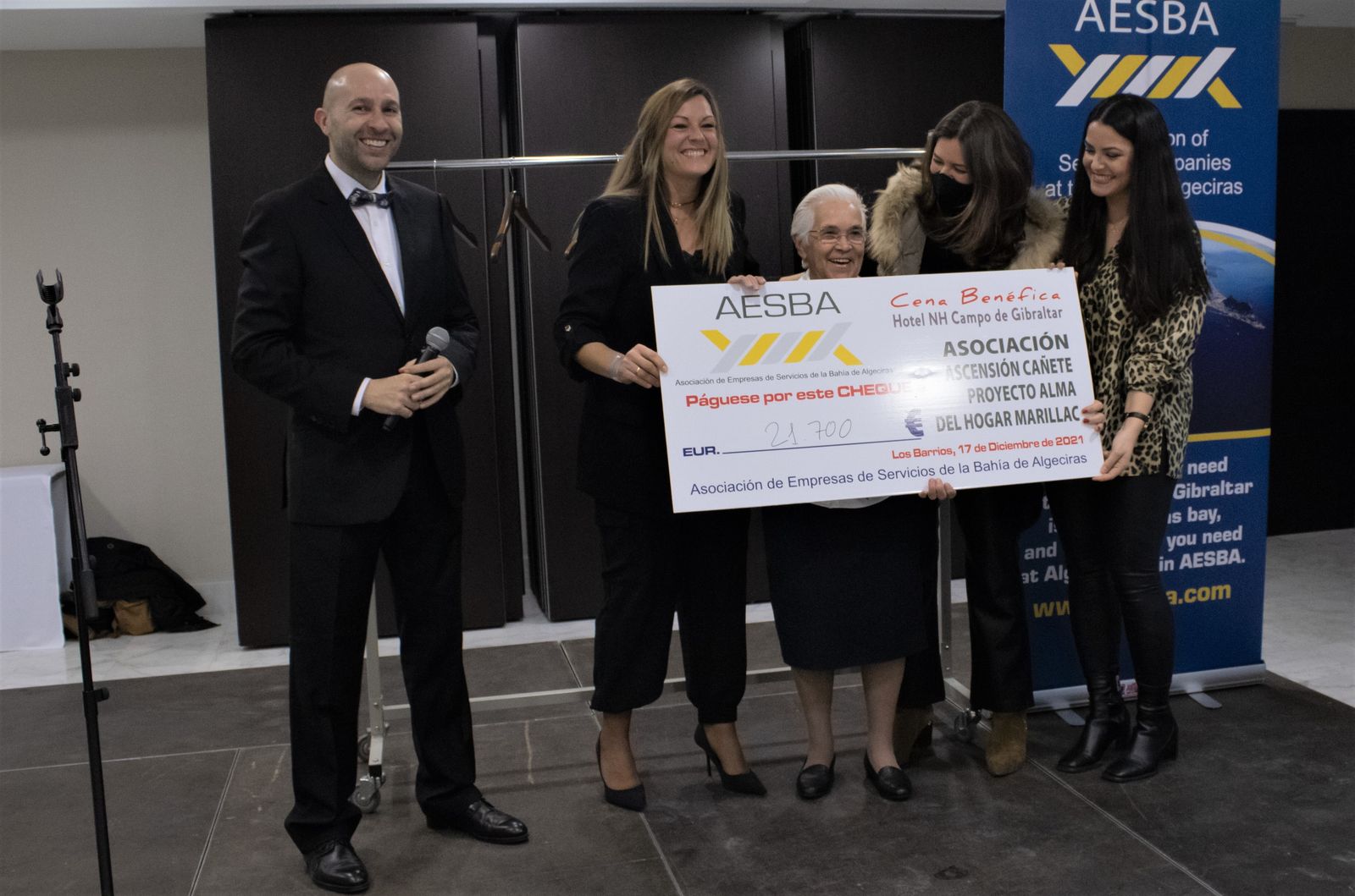 La entrega del talón de 22.000 euros a las responsables del proyecto Alma.