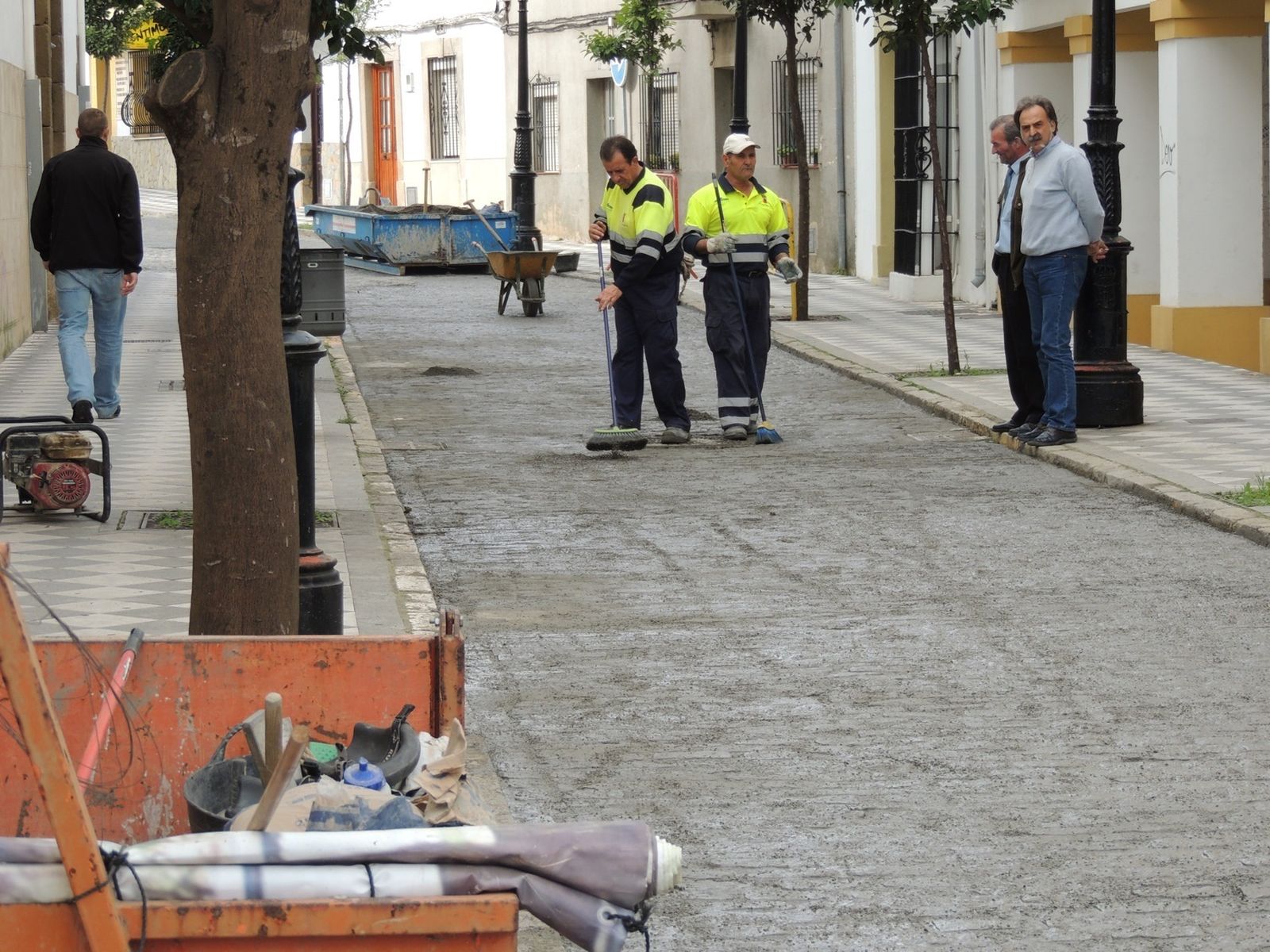 Rojas observa el trabajo de unos operarios en la calle Málaga.