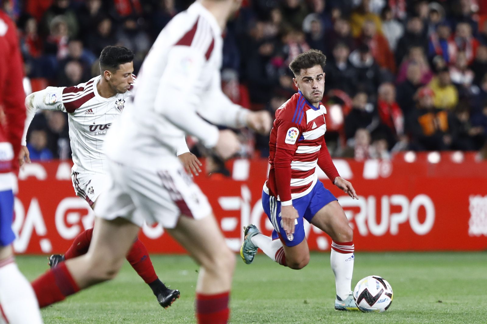 Melendo es perseguido por Maikel Mesa en el partido ante el Albacete.