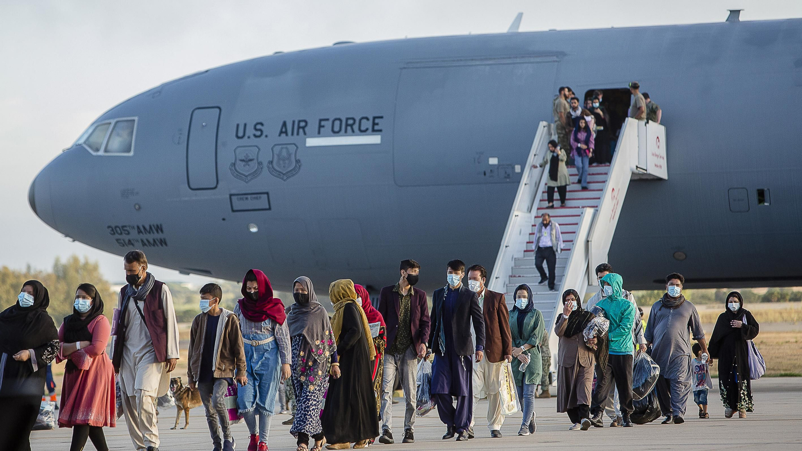 Imágenes de la llegada a Rota de refugiados afganos