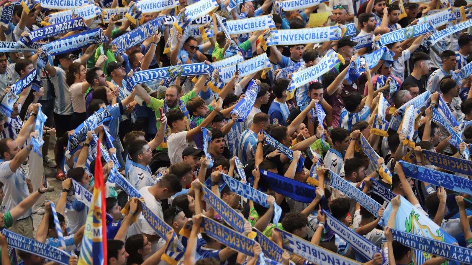 Las fotos de la afición despidiendo al Málaga en el aeropuerto antes de ir a Tarragona