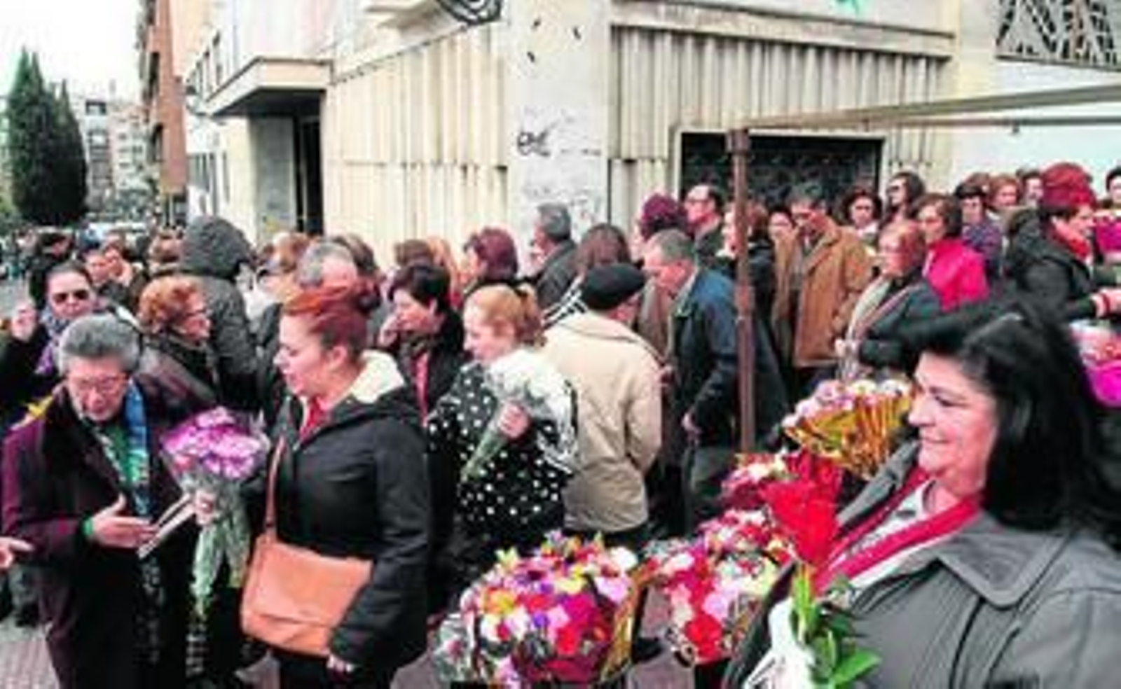 Los devotos depositarios cientos de ramos de flores junto a la tumba del beato.