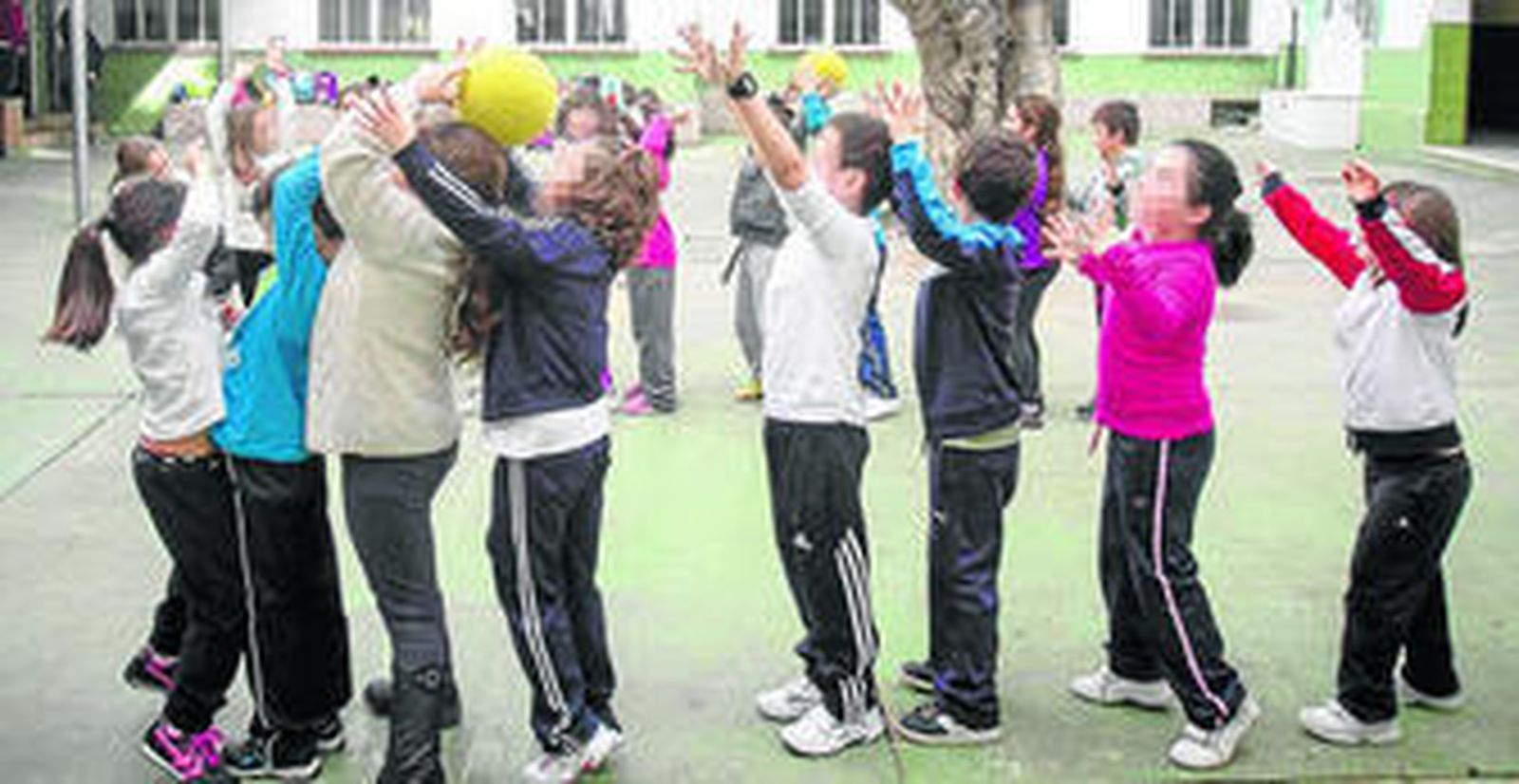 Alumnos del Carlos III realizando ejercicios físicos en el patio del colegio de la calle Arbolí.