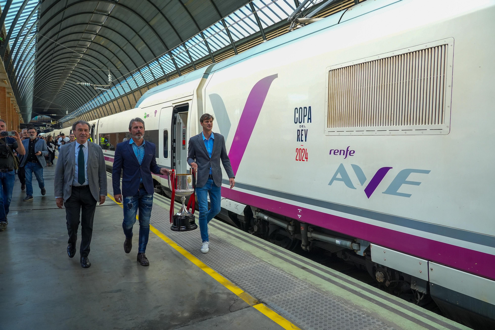 Las fotos de la llegada de la Copa a Sevilla