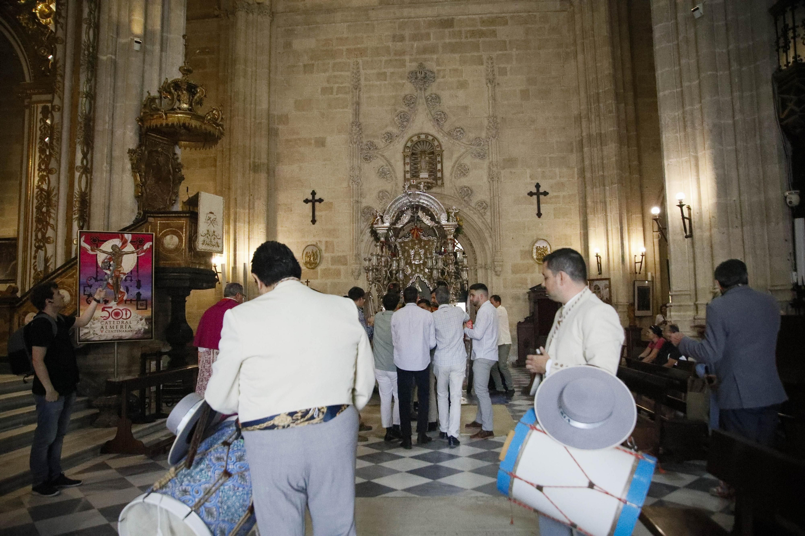 Imágenes de la salida  del Rocío desde la Catedral de Almería