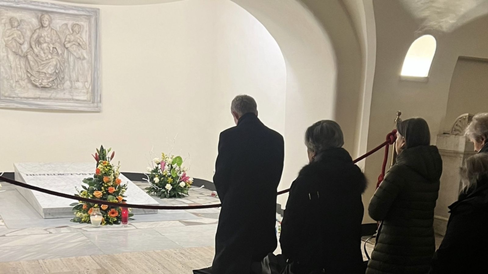 Otra imagen del arzobispo alemán rezando en la cripta.