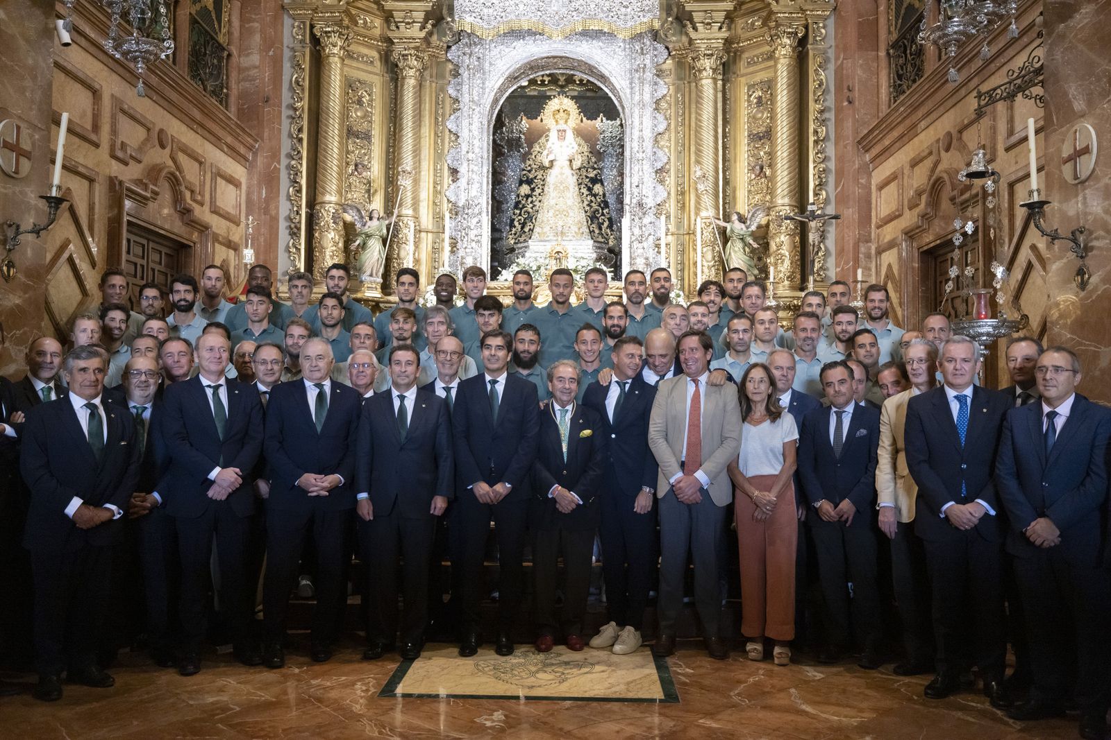 La visita del Betis a la Basílica de la Macarena., todas las fotos