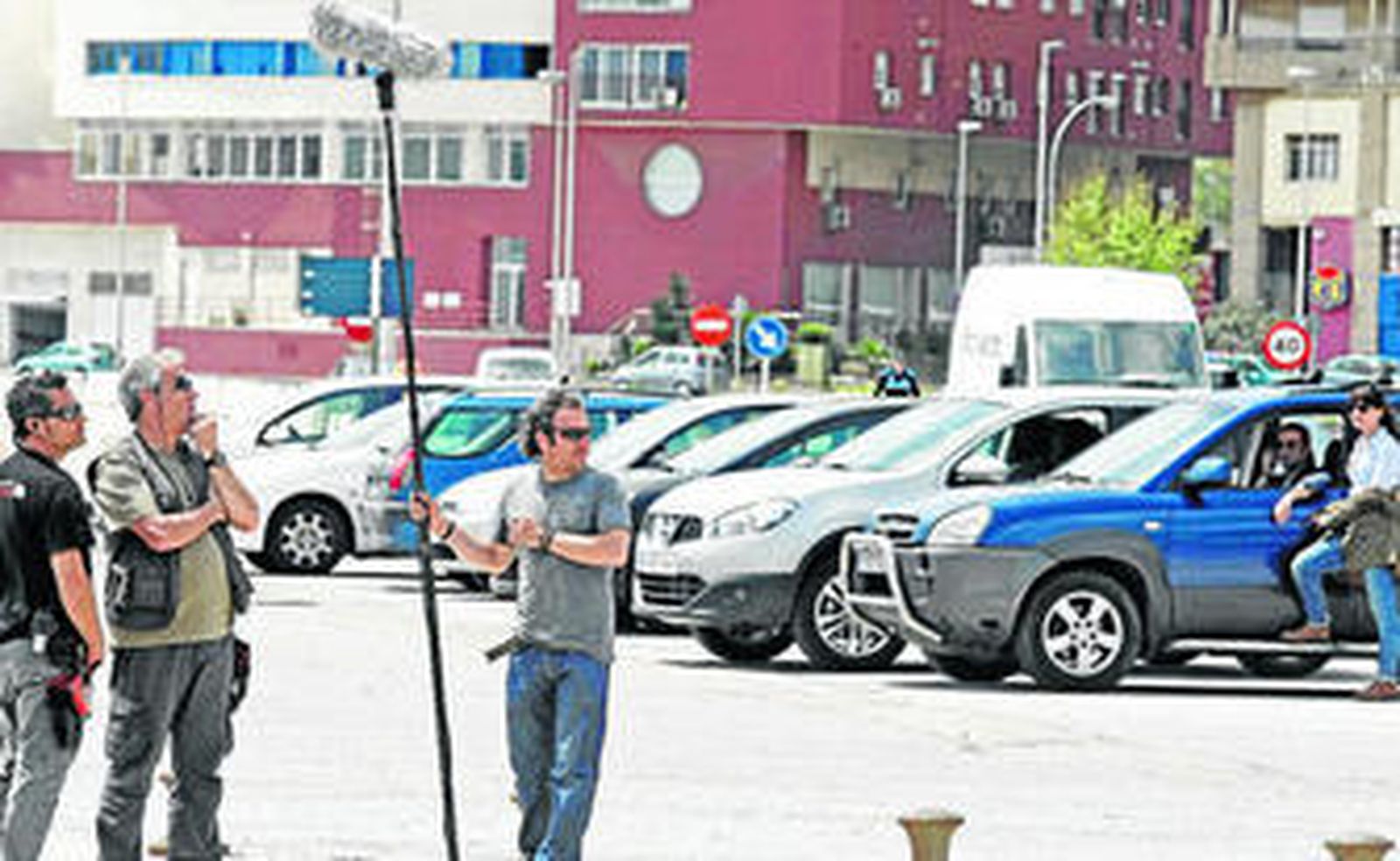 Imagen de la grabación de una escena, ayer con Luis Tosar dentro del vehículo de la derecha en Algeciras.