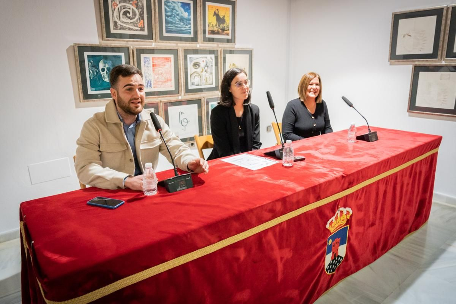 Marina González acompañada de Juan Carlos Muyor y de Inmaculada Vilaplana.