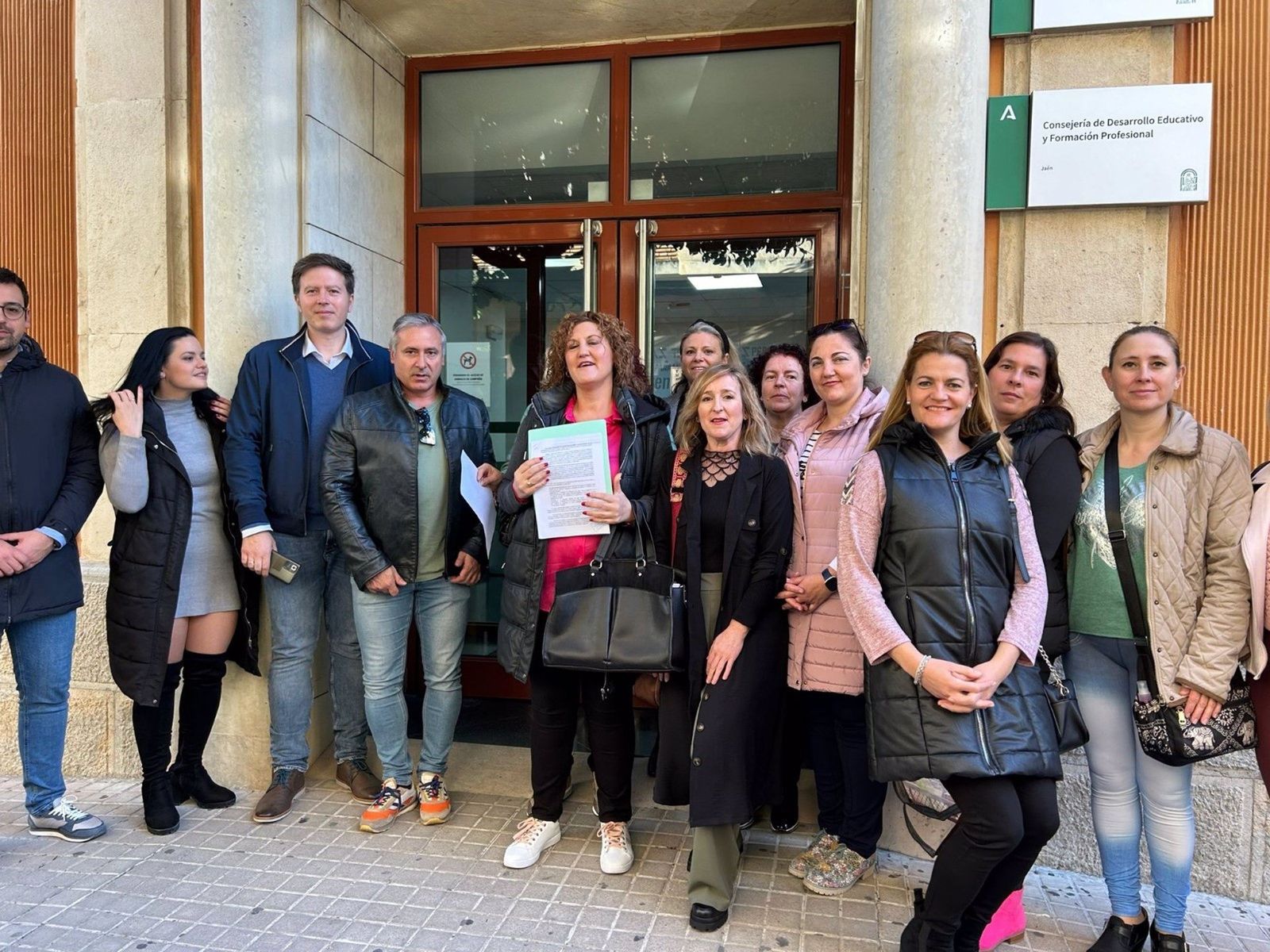 Los alcaldes de ambos municipios en la Delegación de Educación.