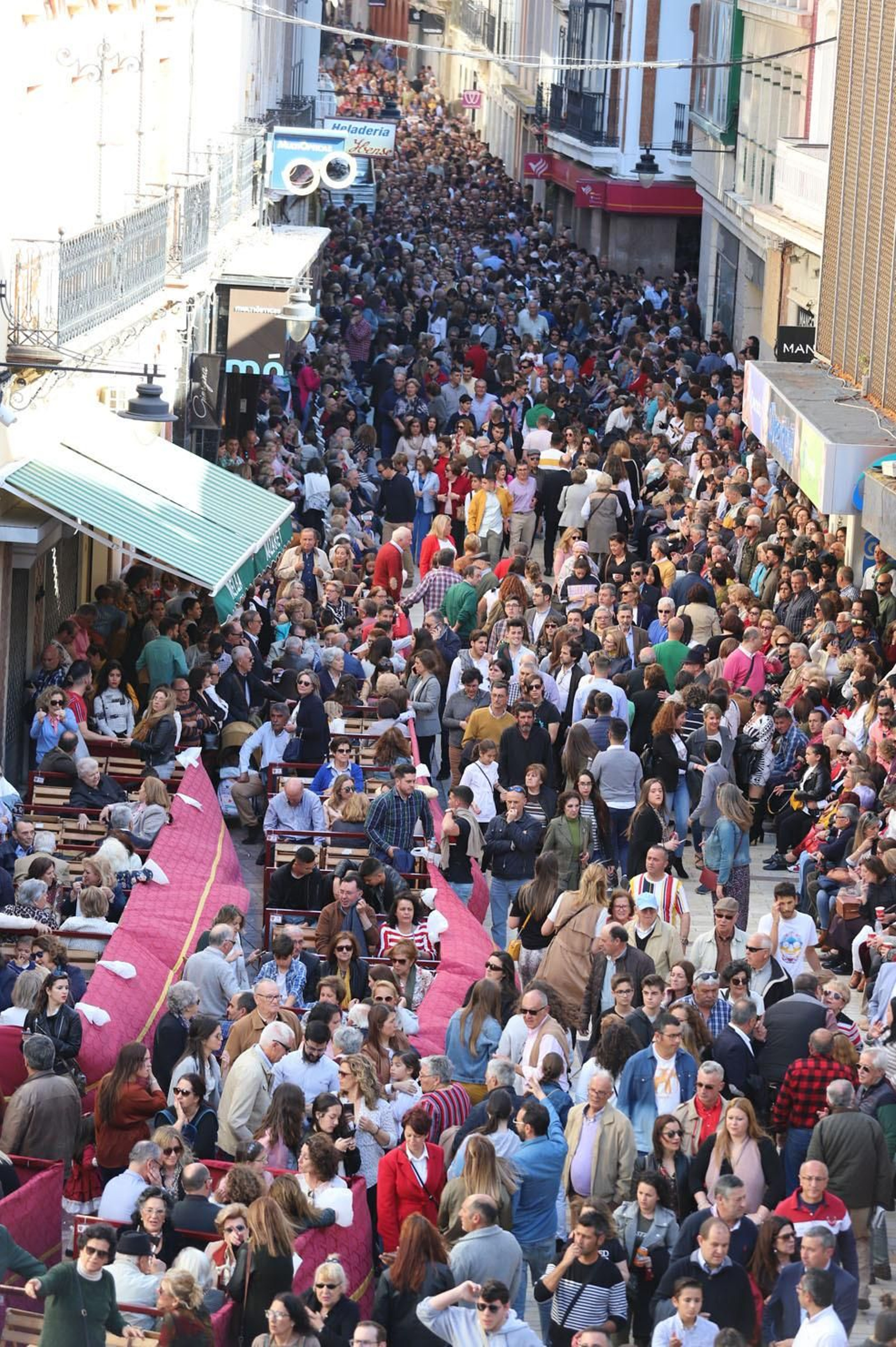 Ambiente  para recibir a la Legión en las calles de Huelva