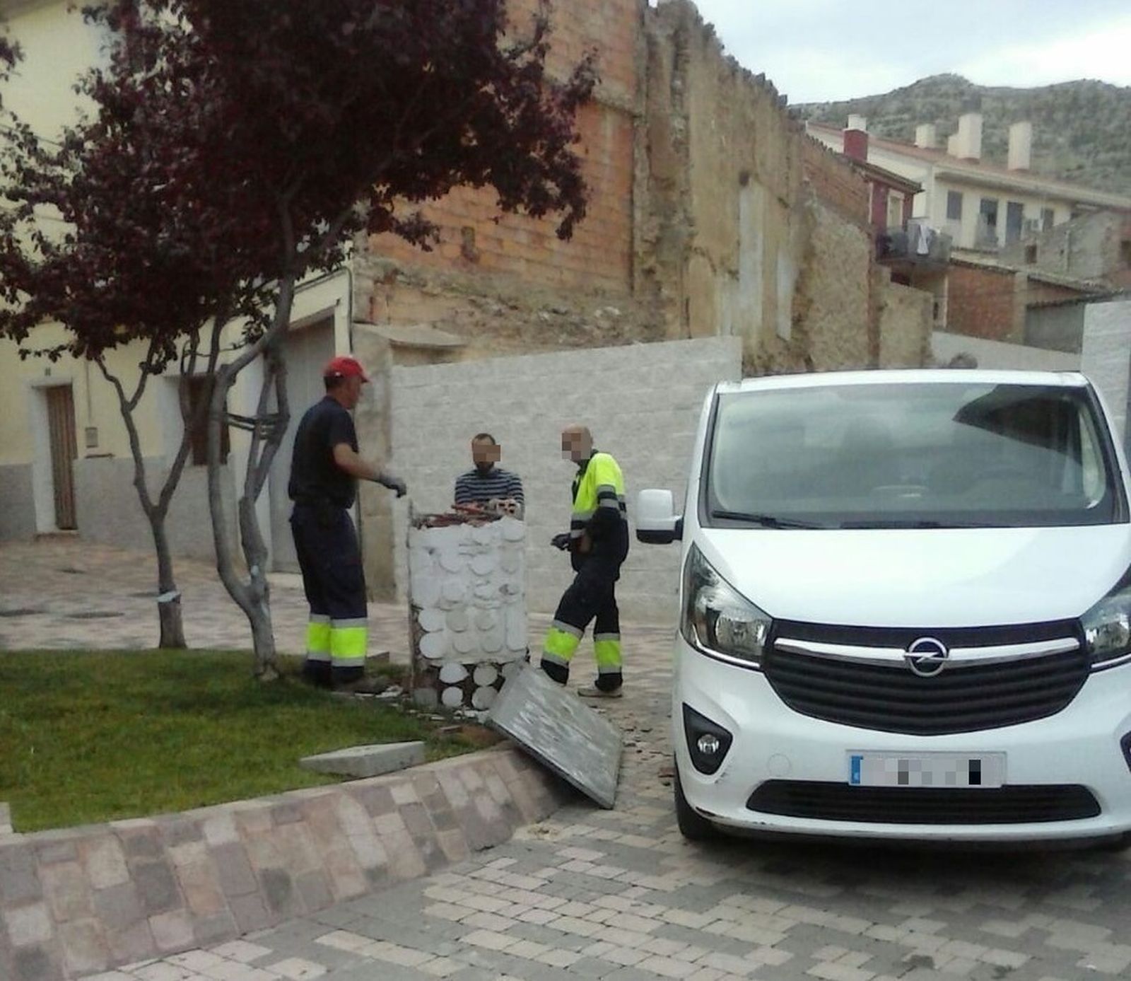 Los operarios del Ayuntamiento retirando el busto de Abderramán III