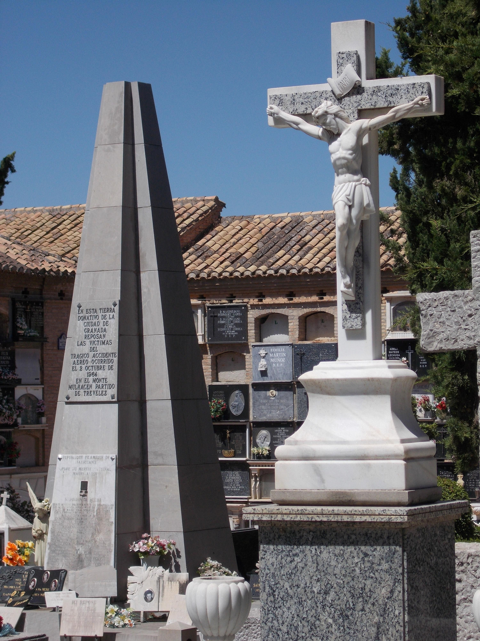 Monolito de la tumba donde están los restos de los fallecidos en el accidente.