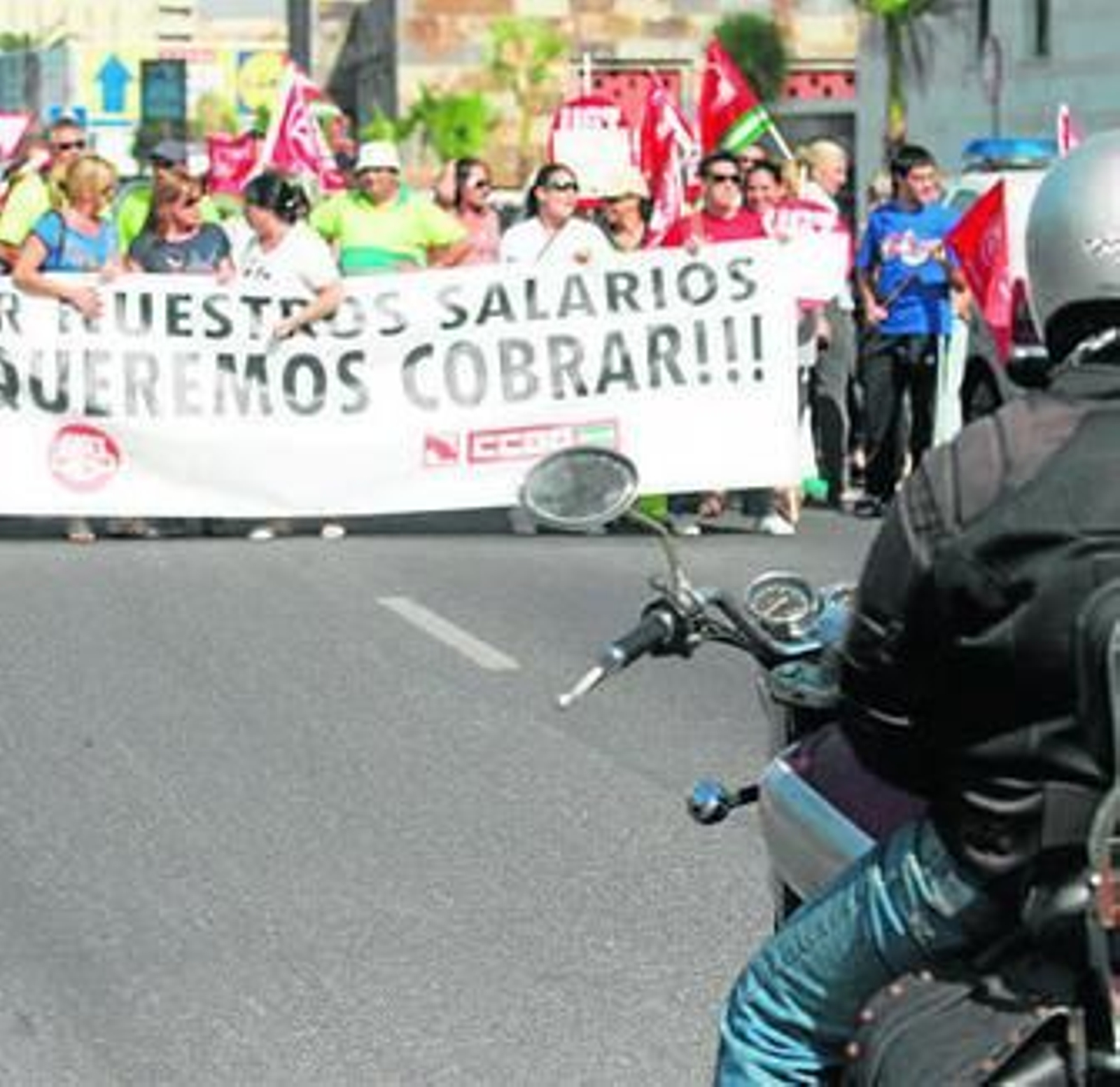 Protesta de empleados municipales por el retraso de la nómina.