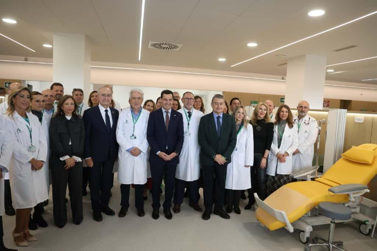 Juanma Moreno, este viernes, en la inauguración del nuevo Hospital de Día Oncohematológico del Clínico de Málaga.